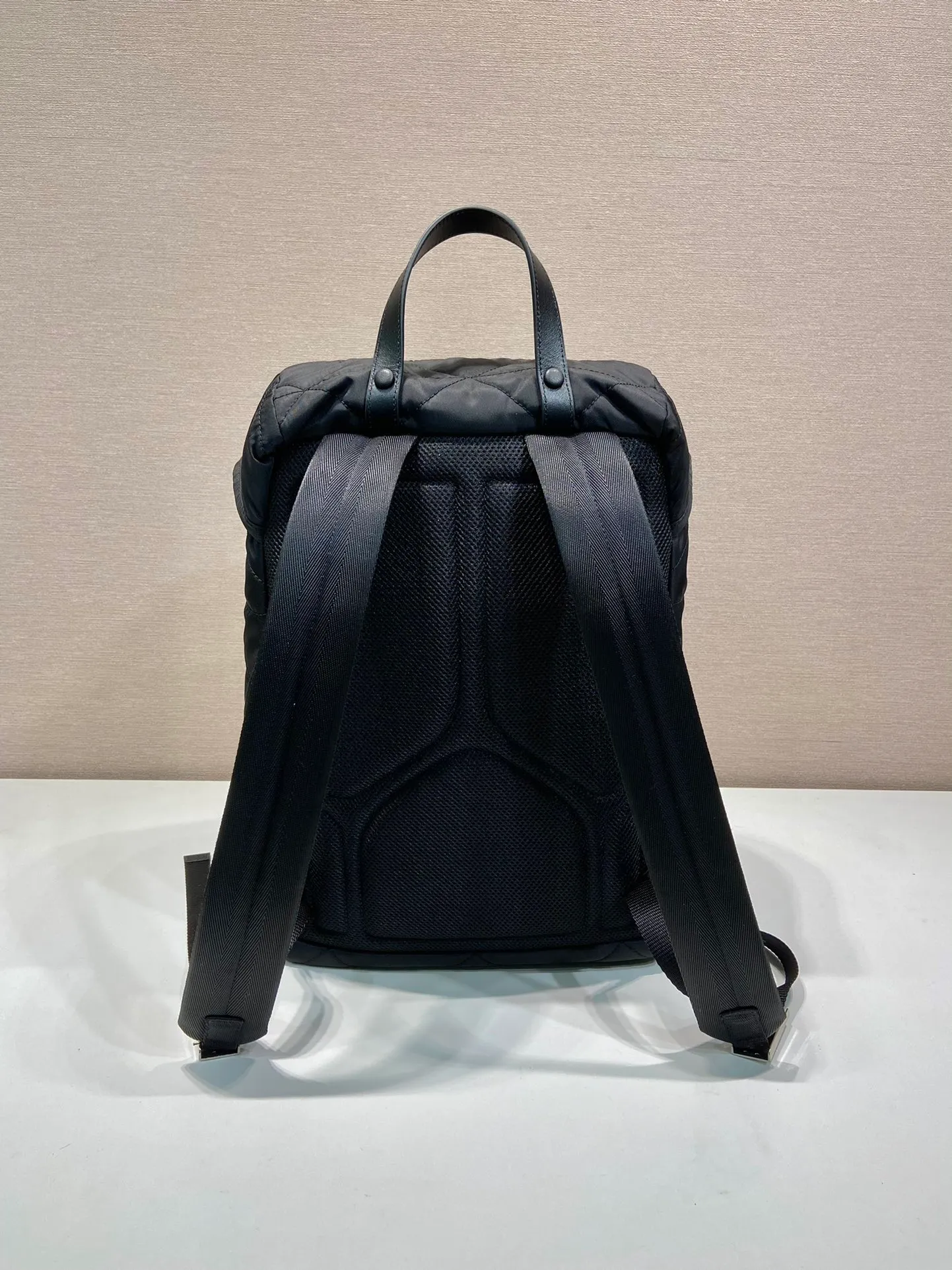 💰1520🎉New rhombus backpack🎉2VZ135🎉🎉 This sporty backpack with soft lines is made of unconventional Re-Nylon regenerated nylon, with quilted elements echoing the brand's iconic geometric shapes. A symbolic triangular logo in enameled metal adorns the front. It has a large capacity and is a popular style that will never go out of style🎉🎉 Length 45x Height 27x Bottom 17cm🎉🎉🎉👏👏👏