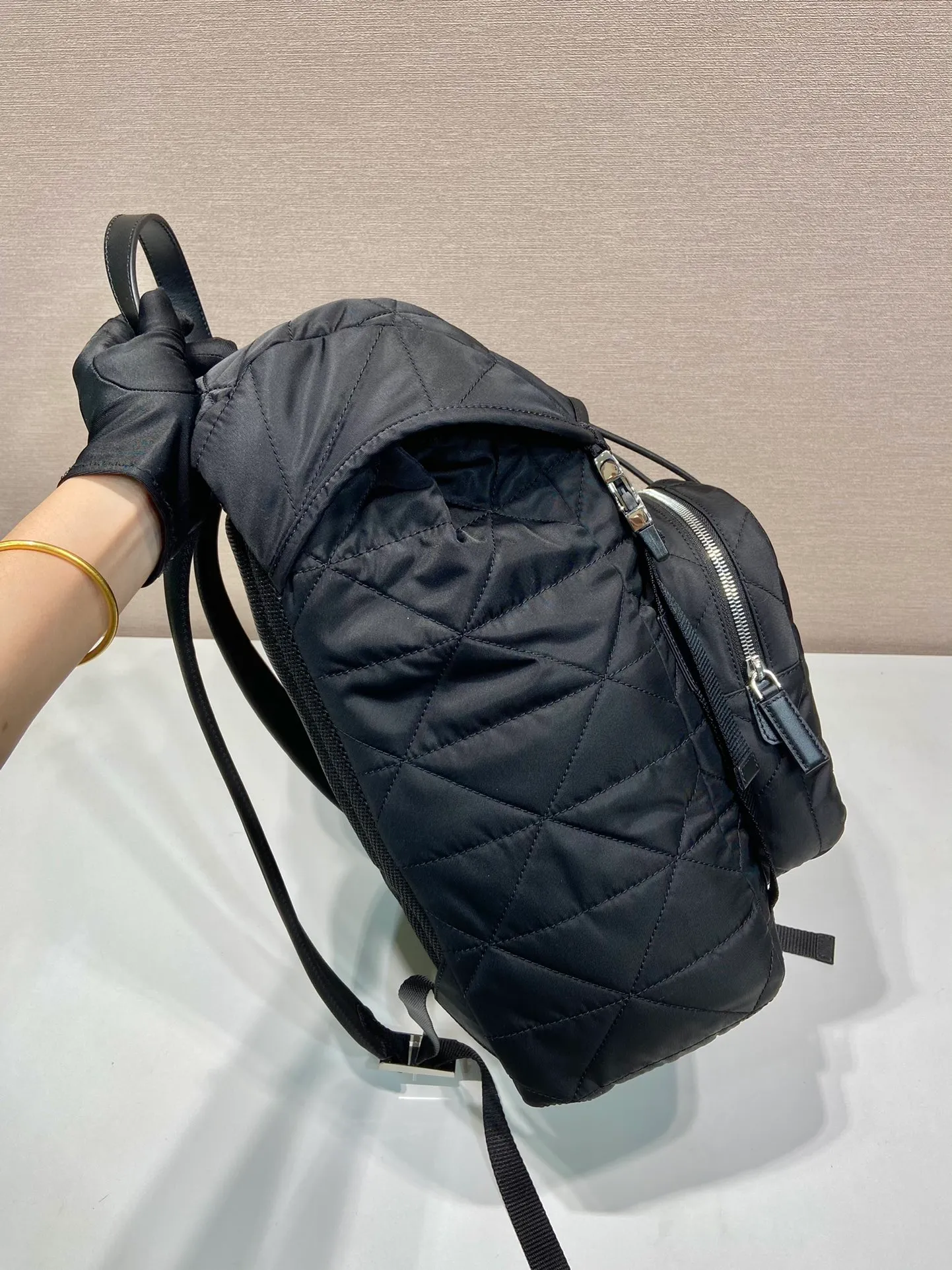 💰1520🎉New rhombus backpack🎉2VZ135🎉🎉 This sporty backpack with soft lines is made of unconventional Re-Nylon regenerated nylon, with quilted elements echoing the brand's iconic geometric shapes. A symbolic triangular logo in enameled metal adorns the front. It has a large capacity and is a popular style that will never go out of style🎉🎉 Length 45x Height 27x Bottom 17cm🎉🎉🎉👏👏👏