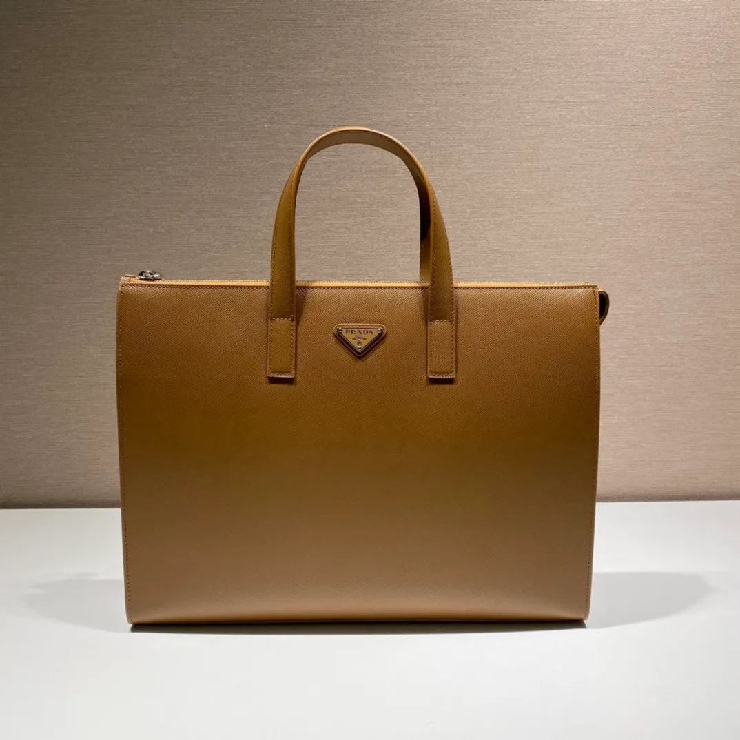 💰1960🎉New Briefcase🎉2VG039🎉🎉Cinnamon Color🎉🎉 This simple tote bag combines modernism and classicism. It is decorated with a triangular logo and imported cross pattern, which has a striking brand style. Simple and elegant, men, hurry up and get it, it is another popular style that will never go out of style🎉🎉 Length 40x Height 40x Bottom 9cm