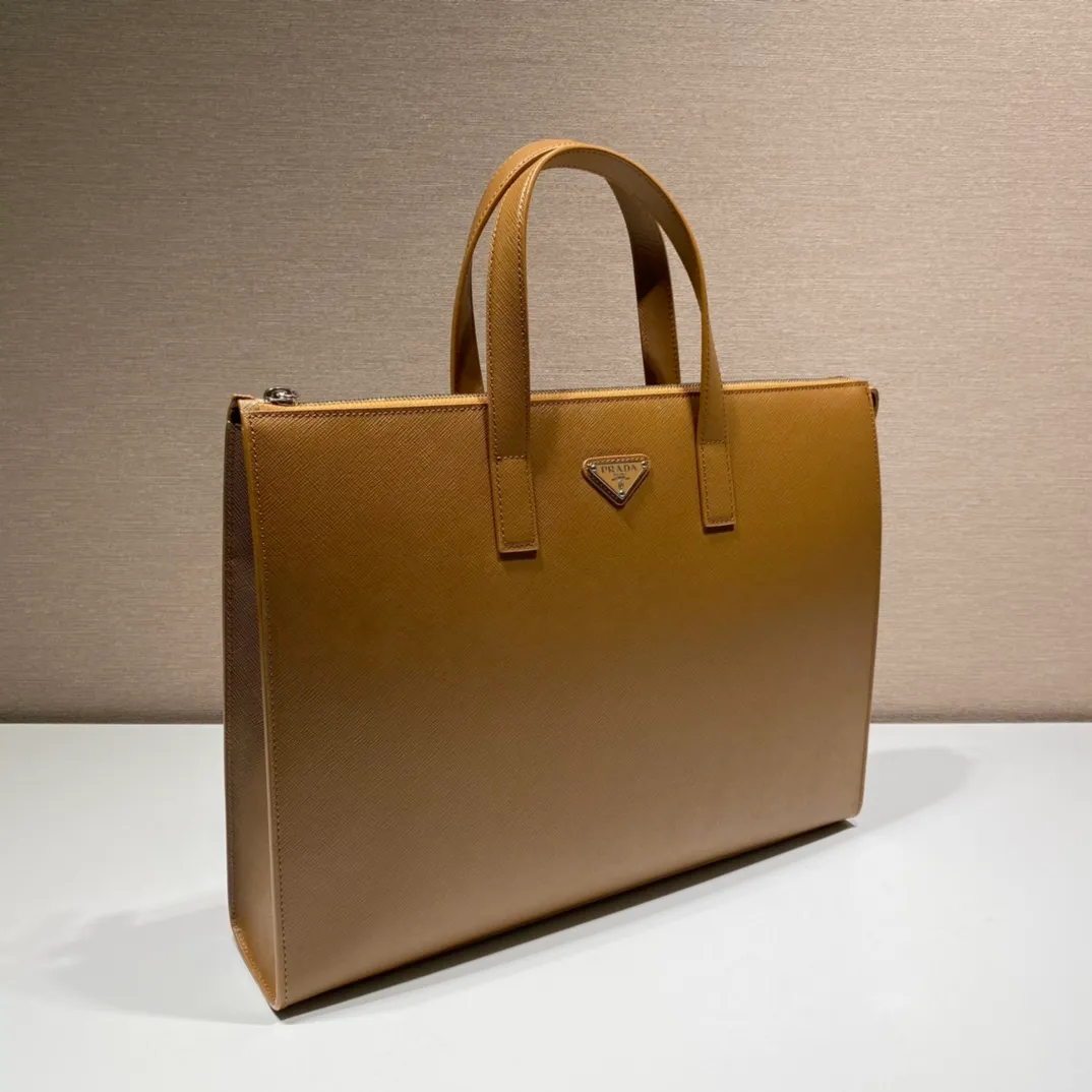 💰1960🎉New Briefcase🎉2VG039🎉🎉Cinnamon Color🎉🎉 This simple tote bag combines modernism and classicism. It is decorated with a triangular logo and imported cross pattern, which has a striking brand style. Simple and elegant, men, hurry up and get it, it is another popular style that will never go out of style🎉🎉 Length 40x Height 40x Bottom 9cm