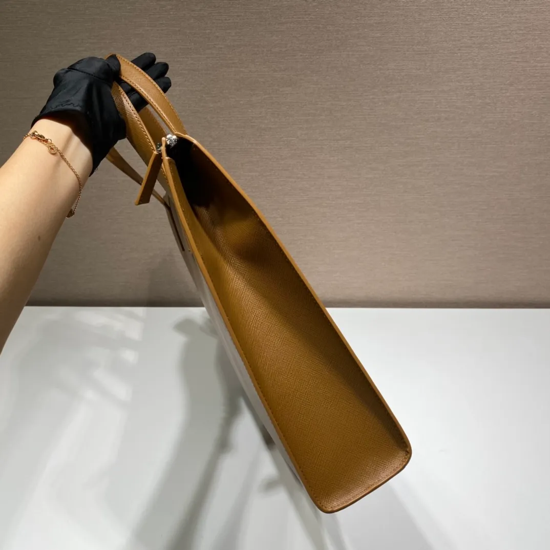 💰1960🎉New Briefcase🎉2VG039🎉🎉Cinnamon Color🎉🎉 This simple tote bag combines modernism and classicism. It is decorated with a triangular logo and imported cross pattern, which has a striking brand style. Simple and elegant, men, hurry up and get it, it is another popular style that will never go out of style🎉🎉 Length 40x Height 40x Bottom 9cm