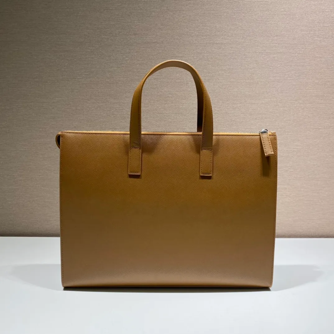 💰1960🎉New Briefcase🎉2VG039🎉🎉Cinnamon Color🎉🎉 This simple tote bag combines modernism and classicism. It is decorated with a triangular logo and imported cross pattern, which has a striking brand style. Simple and elegant, men, hurry up and get it, it is another popular style that will never go out of style🎉🎉 Length 40x Height 40x Bottom 9cm