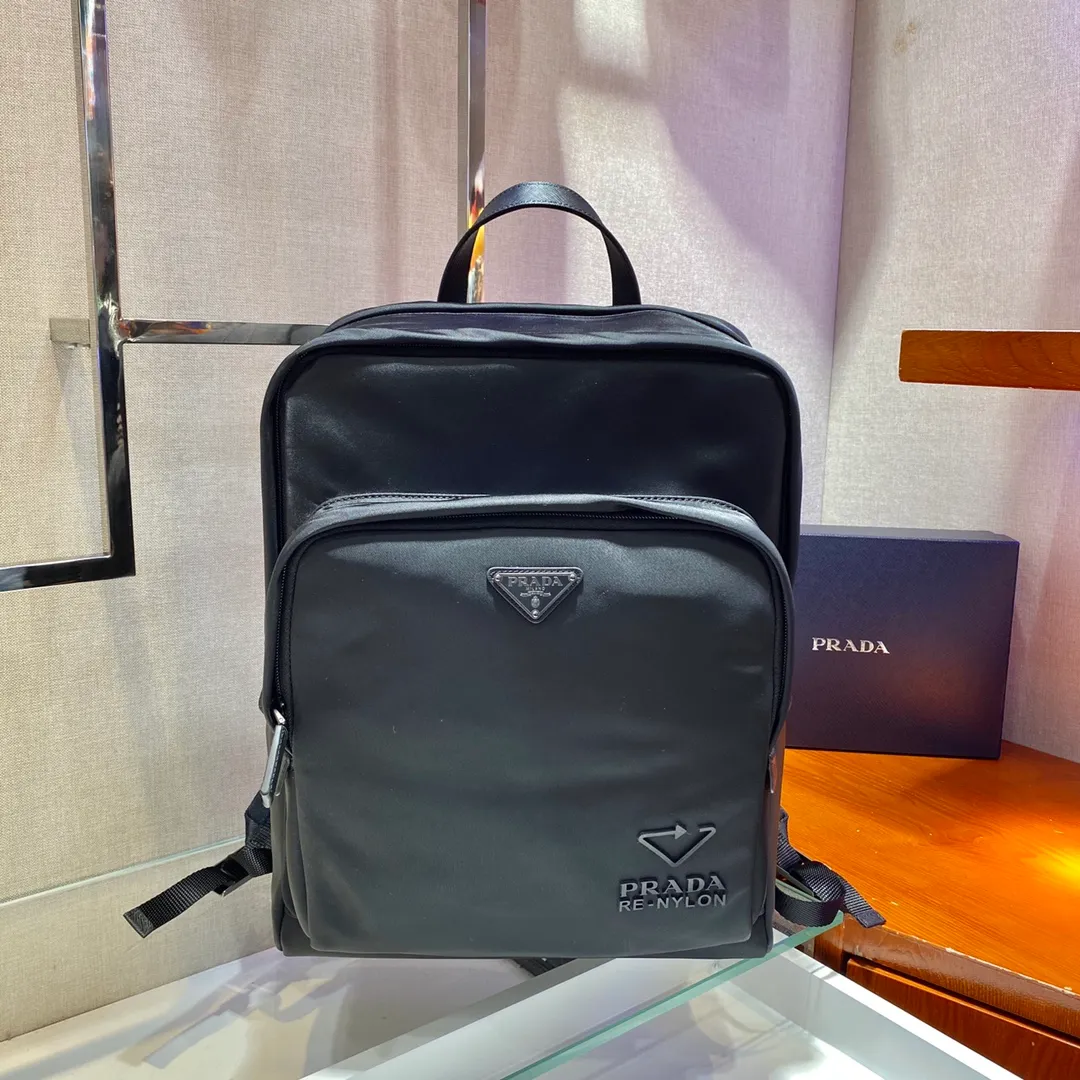 💰1320🎉Environmental protection series🎉New 2VZ081 men’s backpack🎉🎉 This backpack is made of innovative regenerated nylon fabric, full of urban atmosphere, defining design style, and the compact minimalist silhouette highlights its distinctive features. The backpack is extremely functional with a zippered main compartment, multiple exterior zippered compartments and practical trolley straps. Simple and elegant/unique logo😘😘If you like babies, hurry up and get it👏👏 Length 30x Height 38.5x Bottom 19cm