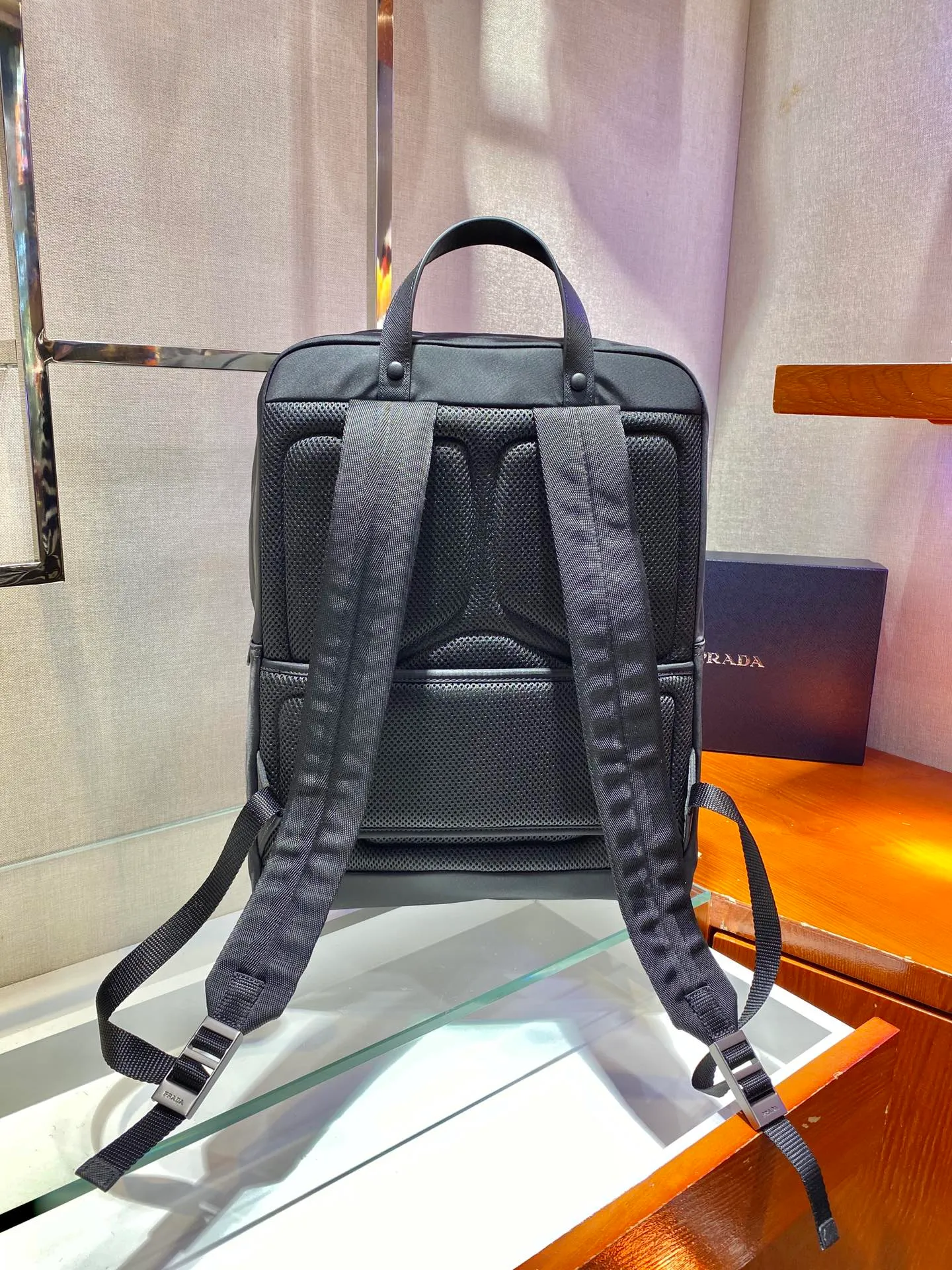 💰1320🎉Environmental protection series🎉New 2VZ081 men’s backpack🎉🎉 This backpack is made of innovative regenerated nylon fabric, full of urban atmosphere, defining design style, and the compact minimalist silhouette highlights its distinctive features. The backpack is extremely functional with a zippered main compartment, multiple exterior zippered compartments and practical trolley straps. Simple and elegant/unique logo😘😘If you like babies, hurry up and get it👏👏 Length 30x Height 38.5x Bottom 19cm