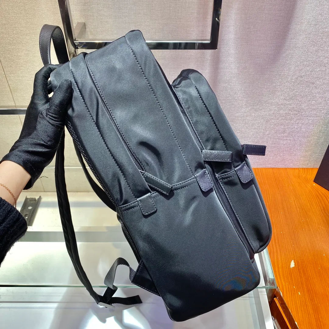 💰1320🎉Environmental protection series🎉New 2VZ081 men’s backpack🎉🎉 This backpack is made of innovative regenerated nylon fabric, full of urban atmosphere, defining design style, and the compact minimalist silhouette highlights its distinctive features. The backpack is extremely functional with a zippered main compartment, multiple exterior zippered compartments and practical trolley straps. Simple and elegant/unique logo😘😘If you like babies, hurry up and get it👏👏 Length 30x Height 38.5x Bottom 19cm
