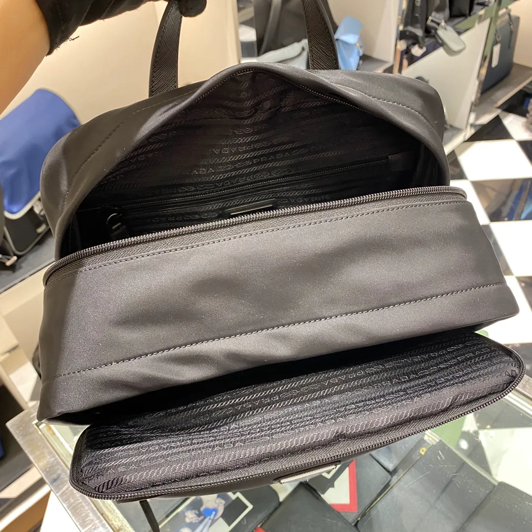 💰1320🎉Environmental protection series🎉New 2VZ081 men’s backpack🎉🎉 This backpack is made of innovative regenerated nylon fabric, full of urban atmosphere, defining design style, and the compact minimalist silhouette highlights its distinctive features. The backpack is extremely functional with a zippered main compartment, multiple exterior zippered compartments and practical trolley straps. Simple and elegant/unique logo😘😘If you like babies, hurry up and get it👏👏 Length 30x Height 38.5x Bottom 19cm