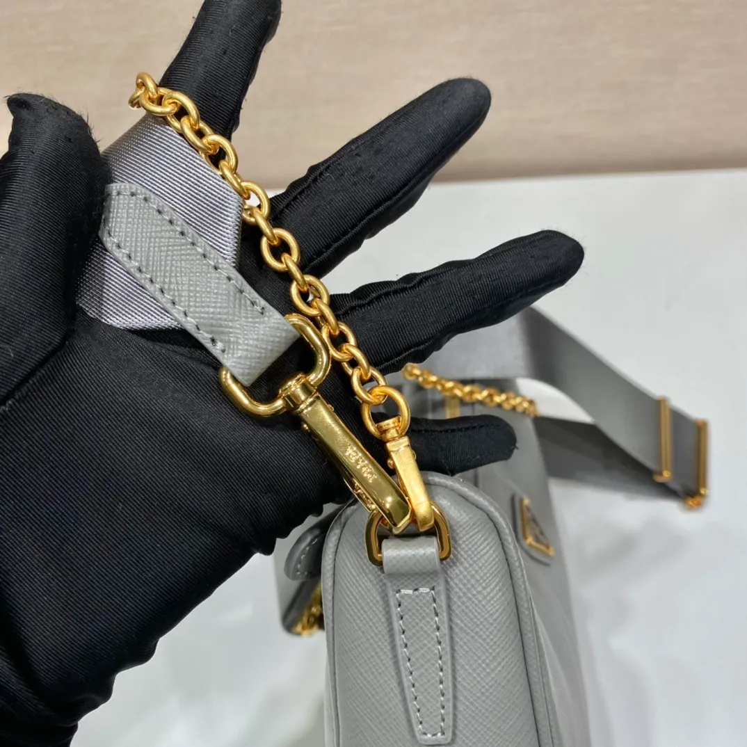 💰1500🎊Gold hardware three-in-one🎊New model 1BH204 full leather/gold hardware, nylon Hobo hand/armpit bag😘😘The full leather hobo that is popular in the fashion circle due to the crazy cultivation of the Internet celebrity sister group has a new model! 👏👏The design of this all-leather Hobo bag is great👍👍One bag with three uses😘😘waist bag/crossbody/single shoulder bag👍👍The handle is replaced by a chain, which makes the underarm bag a little more sexy. It also has a long shoulder strap. What I love most is that there is a small pendant (small bag) hanging on the shoulder strap, which can also be hung on other bags and pants as accessories. 🙊🙊There is no problem in matching various clothes in normal times😘😘Babies, hurry up and get it, it’s so beautiful🙊🙊Dimensions: length 23x height 17x bottom 6.5cm👏👏👏