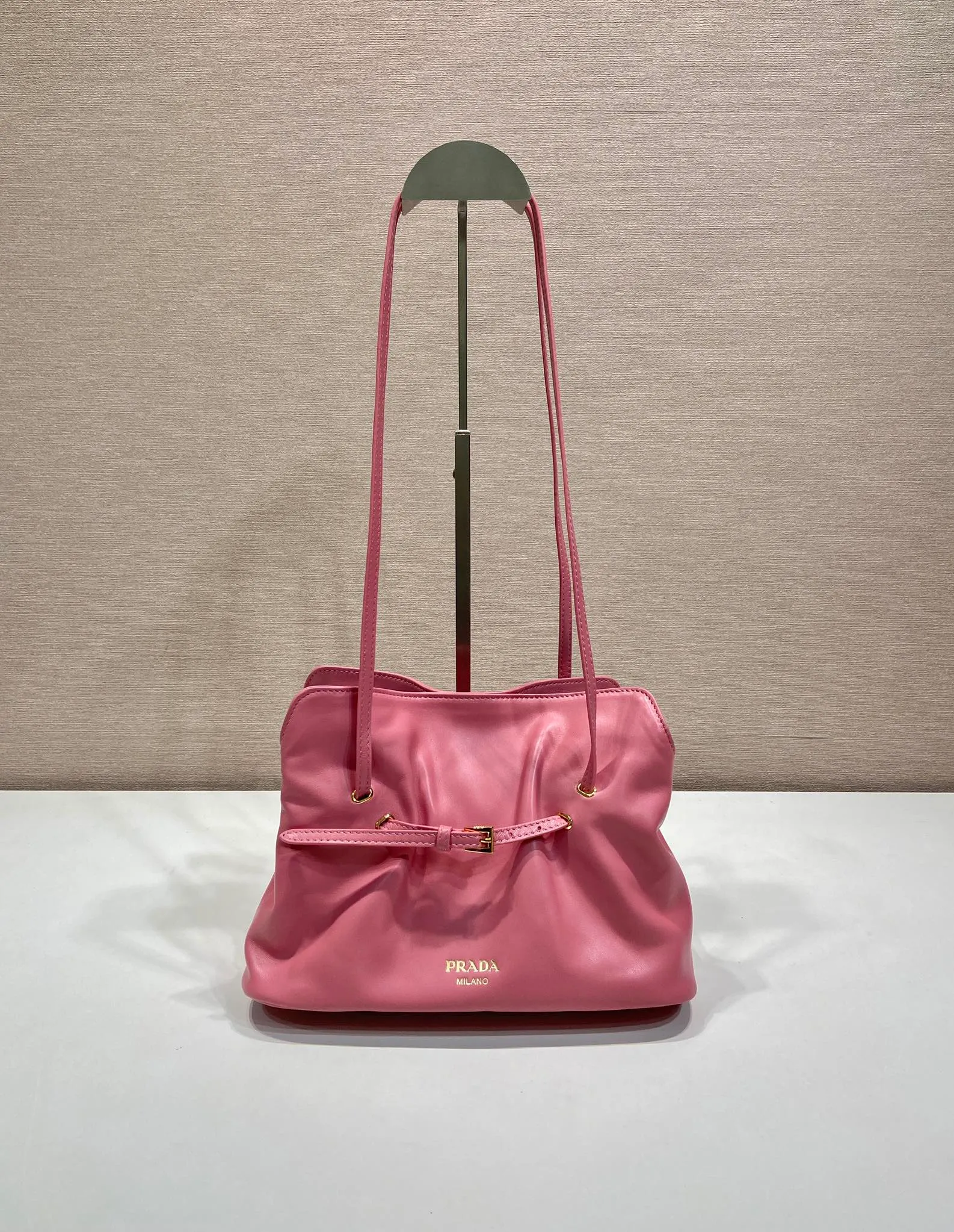 💰1500🎉New arrival cloud bag🎉1BG586🎉🎉 This one-shoulder cloud bag is made of imported sheepskin, and the interior is made of imported sheepskin. It feels very soft and comfortable👍👍The middle compartment pocket is designed with a suction buckle, top-grade hardware, and the upper body effect is very nice and fashionable😘😘. It has large capacity and is a timeless hot item🎉worth owning🎉🎉 Length 25x Height 17.5x Bottom 11.5cm🎉🎉🎉💰💰💰