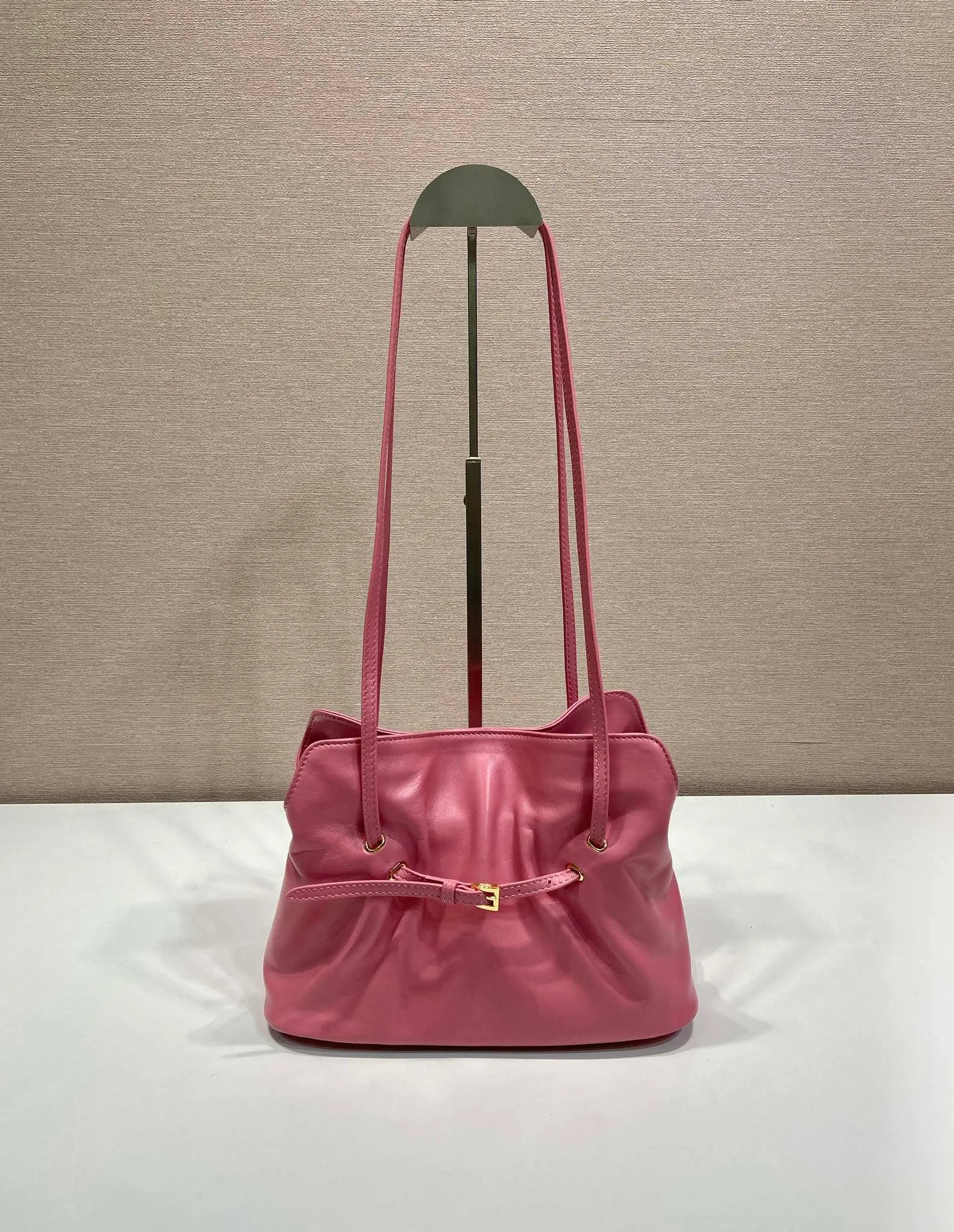 💰1500🎉New arrival cloud bag🎉1BG586🎉🎉 This one-shoulder cloud bag is made of imported sheepskin, and the interior is made of imported sheepskin. It feels very soft and comfortable👍👍The middle compartment pocket is designed with a suction buckle, top-grade hardware, and the upper body effect is very nice and fashionable😘😘. It has large capacity and is a timeless hot item🎉worth owning🎉🎉 Length 25x Height 17.5x Bottom 11.5cm🎉🎉🎉💰💰💰