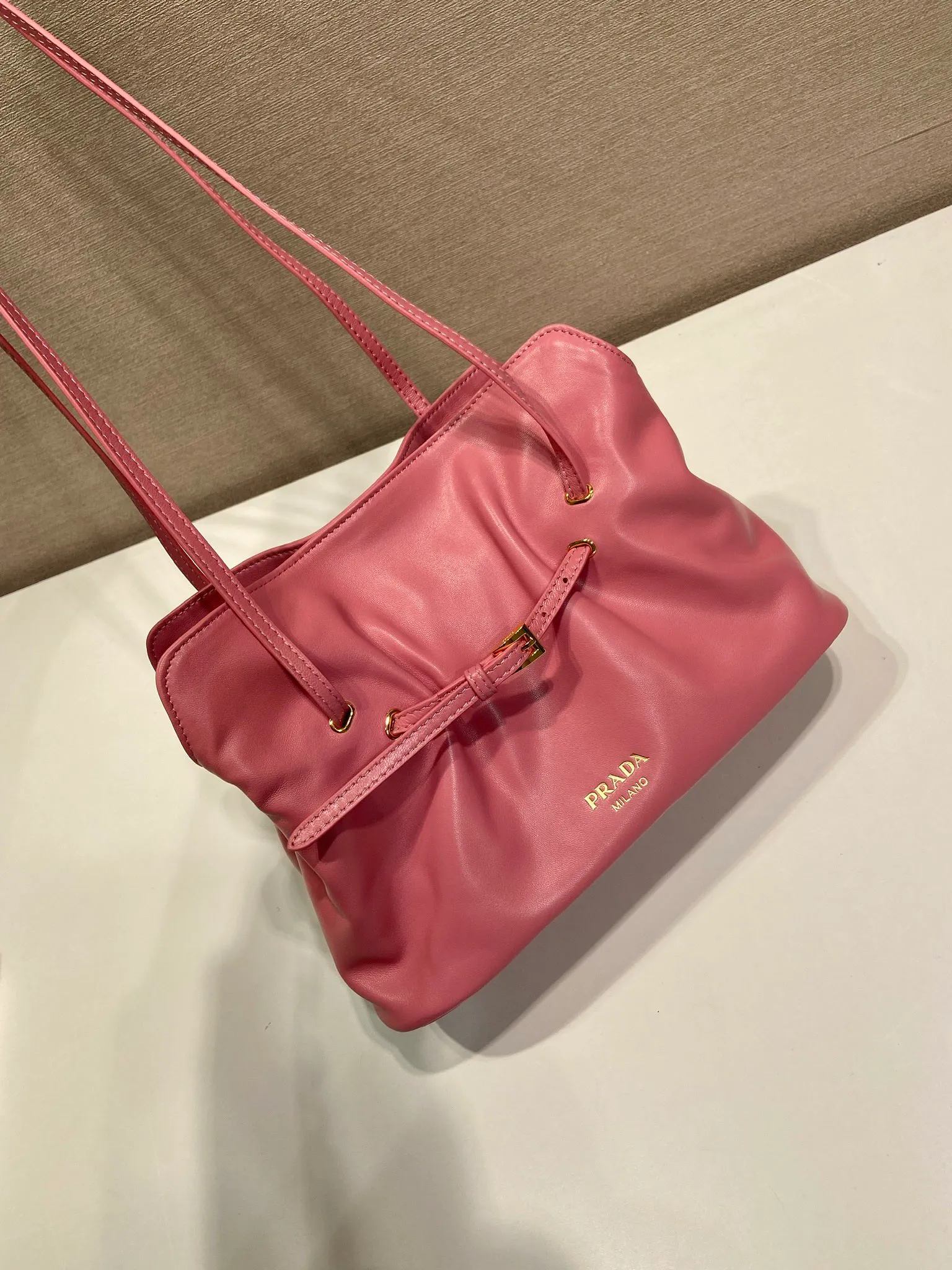 💰1500🎉New arrival cloud bag🎉1BG586🎉🎉 This one-shoulder cloud bag is made of imported sheepskin, and the interior is made of imported sheepskin. It feels very soft and comfortable👍👍The middle compartment pocket is designed with a suction buckle, top-grade hardware, and the upper body effect is very nice and fashionable😘😘. It has large capacity and is a timeless hot item🎉worth owning🎉🎉 Length 25x Height 17.5x Bottom 11.5cm🎉🎉🎉💰💰💰