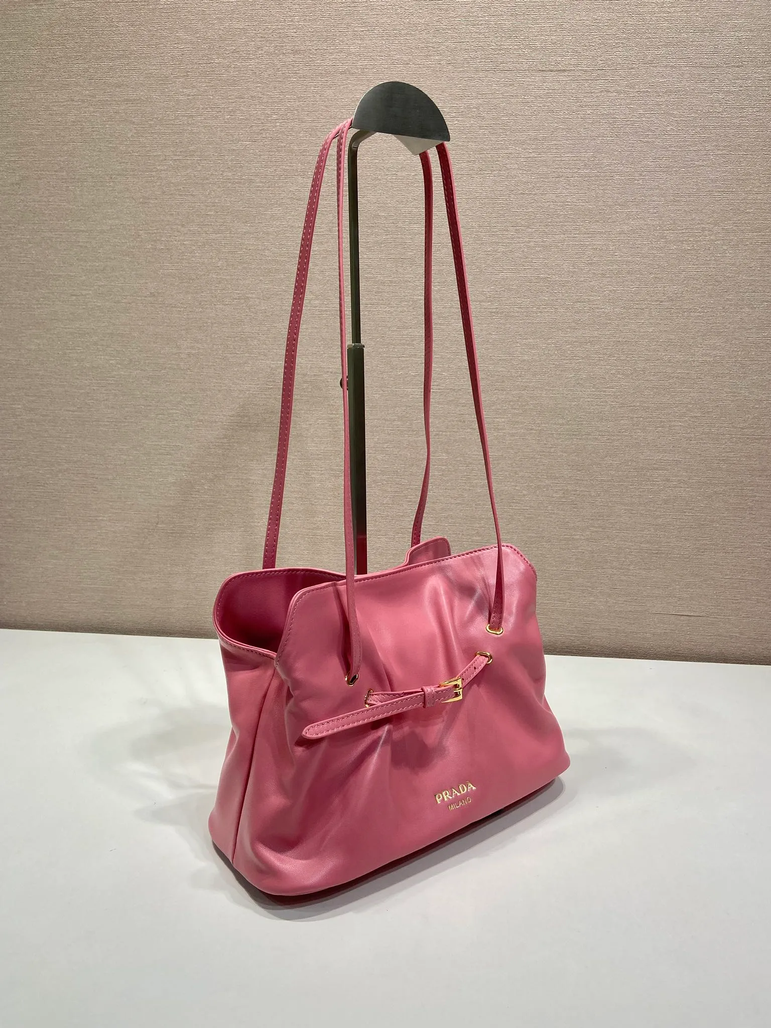 💰1500🎉New arrival cloud bag🎉1BG586🎉🎉 This one-shoulder cloud bag is made of imported sheepskin, and the interior is made of imported sheepskin. It feels very soft and comfortable👍👍The middle compartment pocket is designed with a suction buckle, top-grade hardware, and the upper body effect is very nice and fashionable😘😘. It has large capacity and is a timeless hot item🎉worth owning🎉🎉 Length 25x Height 17.5x Bottom 11.5cm🎉🎉🎉💰💰💰