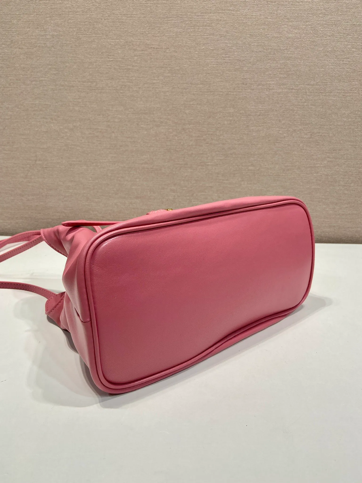 💰1500🎉New arrival cloud bag🎉1BG586🎉🎉 This one-shoulder cloud bag is made of imported sheepskin, and the interior is made of imported sheepskin. It feels very soft and comfortable👍👍The middle compartment pocket is designed with a suction buckle, top-grade hardware, and the upper body effect is very nice and fashionable😘😘. It has large capacity and is a timeless hot item🎉worth owning🎉🎉 Length 25x Height 17.5x Bottom 11.5cm🎉🎉🎉💰💰💰