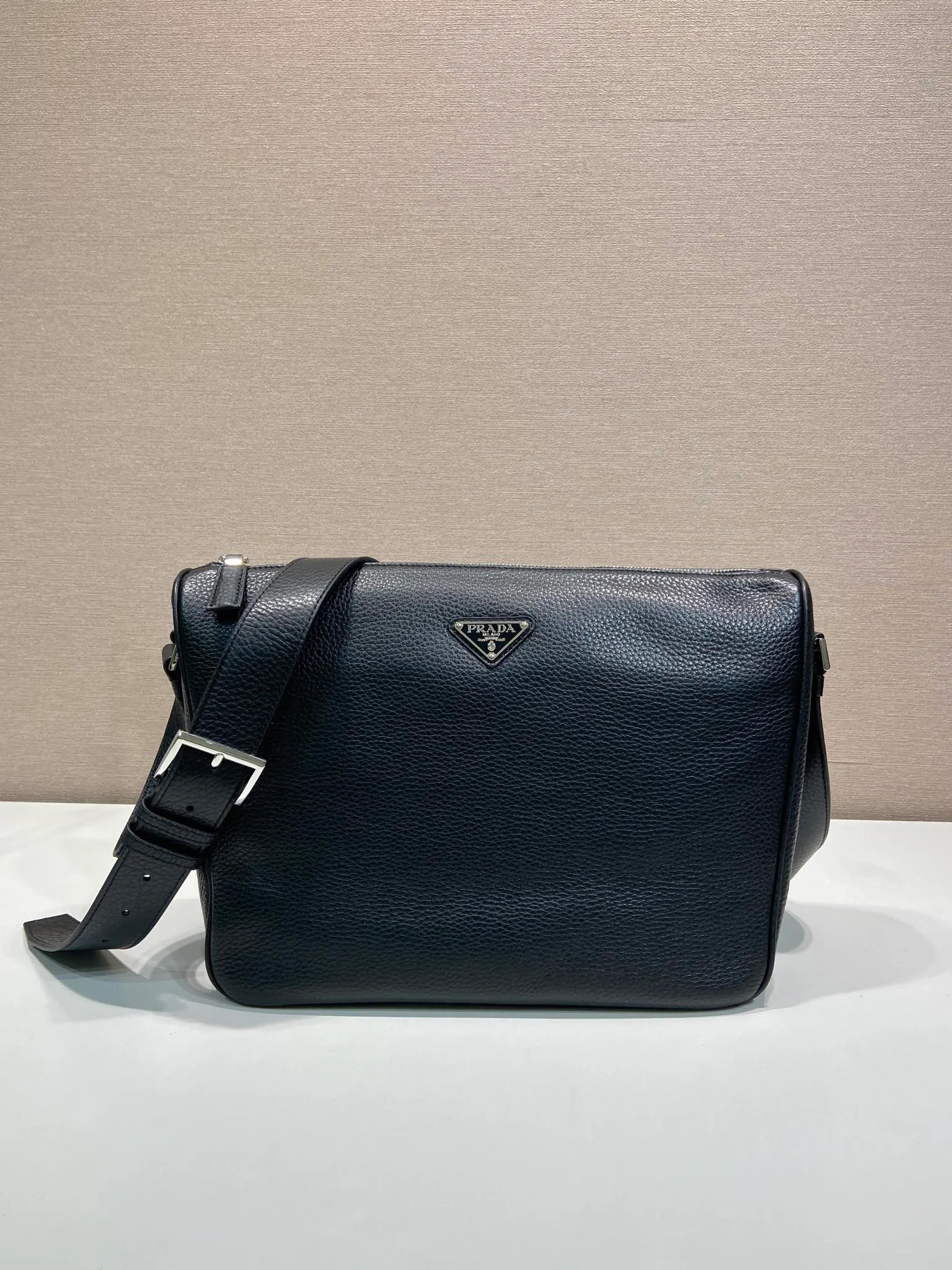 💰1700🎉New messenger bag🎉2VH182 leather shoulder strap🎉🎉 This practical and modern leather handbag is made of soft leather to create an elegant silhouette and a natural texture. Designed with stylish and refined details, it features the signature enameled triangle metal logo. Adjustable leather shoulder strap with buckle buckle. Zipper opening and closing, the upper body effect is very fashionable and spacious, handsome guys, hurry up and get it🎉🎉 Length 30x Height 24x Bottom 13cm🎉🎉🎉💰💰💰
