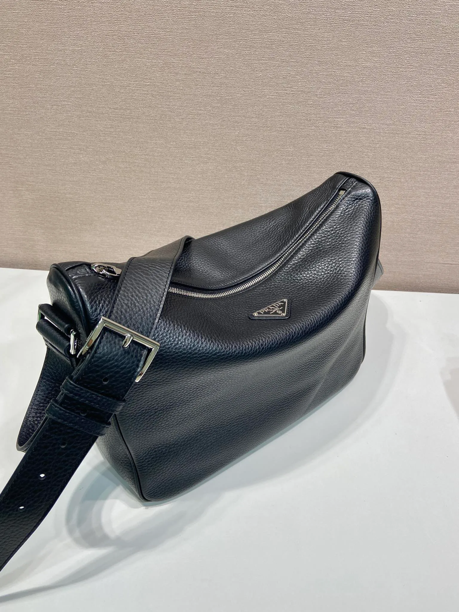 💰1700🎉New messenger bag🎉2VH182 leather shoulder strap🎉🎉 This practical and modern leather handbag is made of soft leather to create an elegant silhouette and a natural texture. Designed with stylish and refined details, it features the signature enameled triangle metal logo. Adjustable leather shoulder strap with buckle buckle. Zipper opening and closing, the upper body effect is very fashionable and spacious, handsome guys, hurry up and get it🎉🎉 Length 30x Height 24x Bottom 13cm🎉🎉🎉💰💰💰