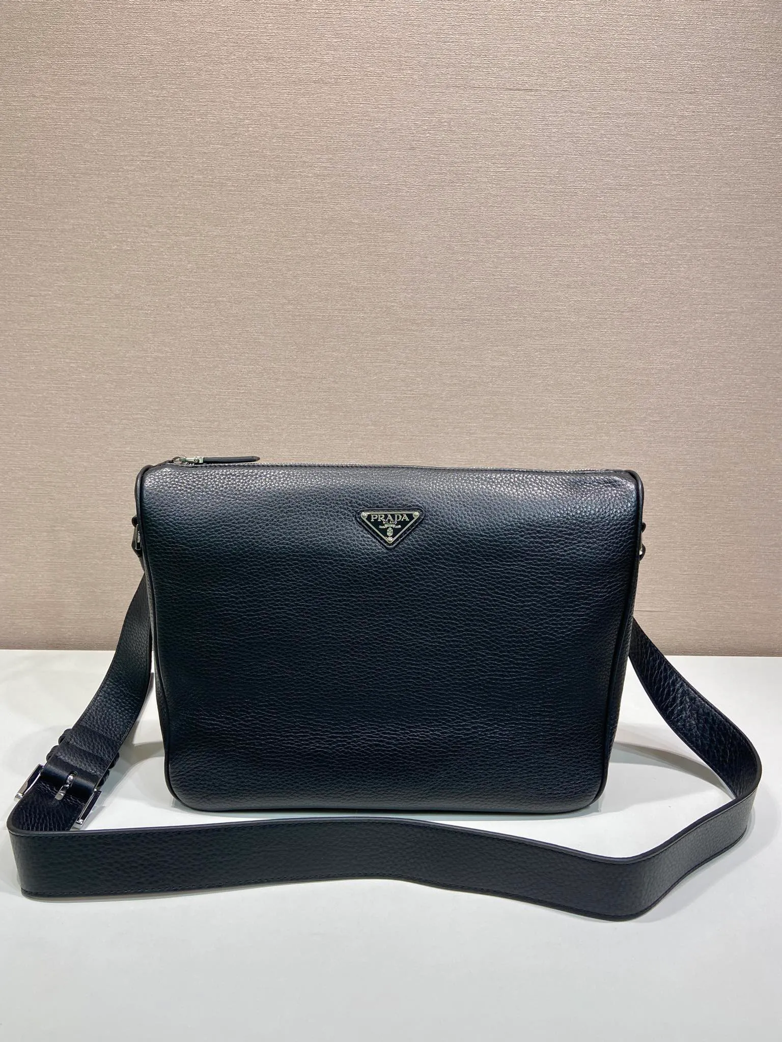 💰1700🎉New messenger bag🎉2VH182 leather shoulder strap🎉🎉 This practical and modern leather handbag is made of soft leather to create an elegant silhouette and a natural texture. Designed with stylish and refined details, it features the signature enameled triangle metal logo. Adjustable leather shoulder strap with buckle buckle. Zipper opening and closing, the upper body effect is very fashionable and spacious, handsome guys, hurry up and get it🎉🎉 Length 30x Height 24x Bottom 13cm🎉🎉🎉💰💰💰