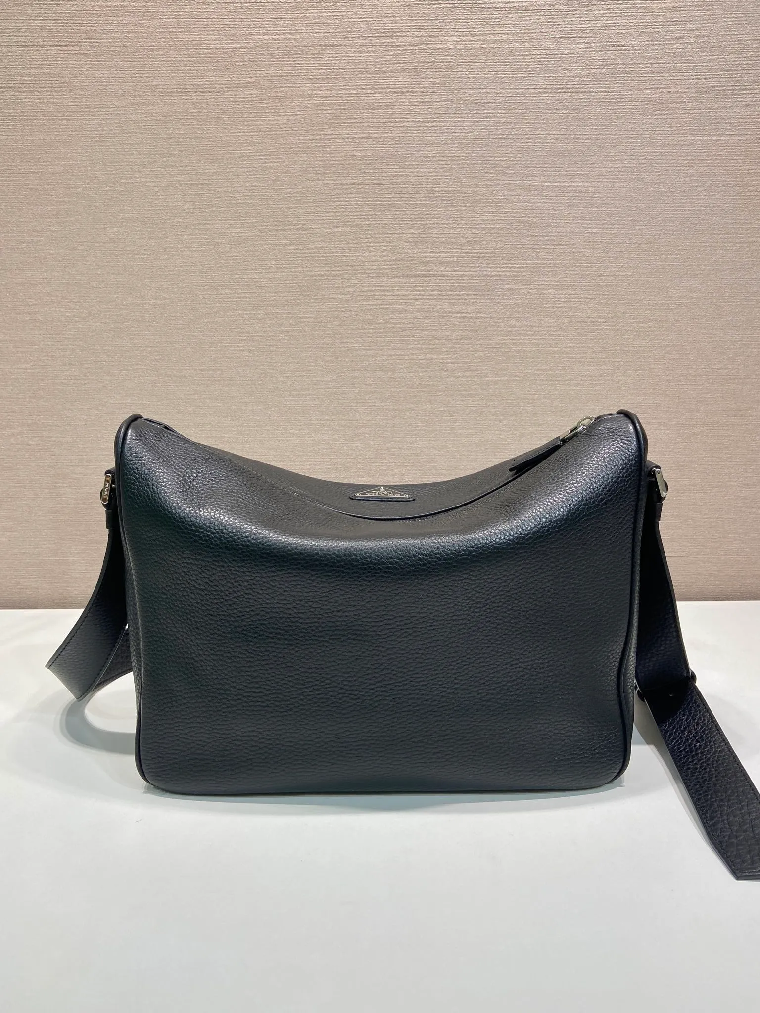 💰1700🎉New messenger bag🎉2VH182 leather shoulder strap🎉🎉 This practical and modern leather handbag is made of soft leather to create an elegant silhouette and a natural texture. Designed with stylish and refined details, it features the signature enameled triangle metal logo. Adjustable leather shoulder strap with buckle buckle. Zipper opening and closing, the upper body effect is very fashionable and spacious, handsome guys, hurry up and get it🎉🎉 Length 30x Height 24x Bottom 13cm🎉🎉🎉💰💰💰