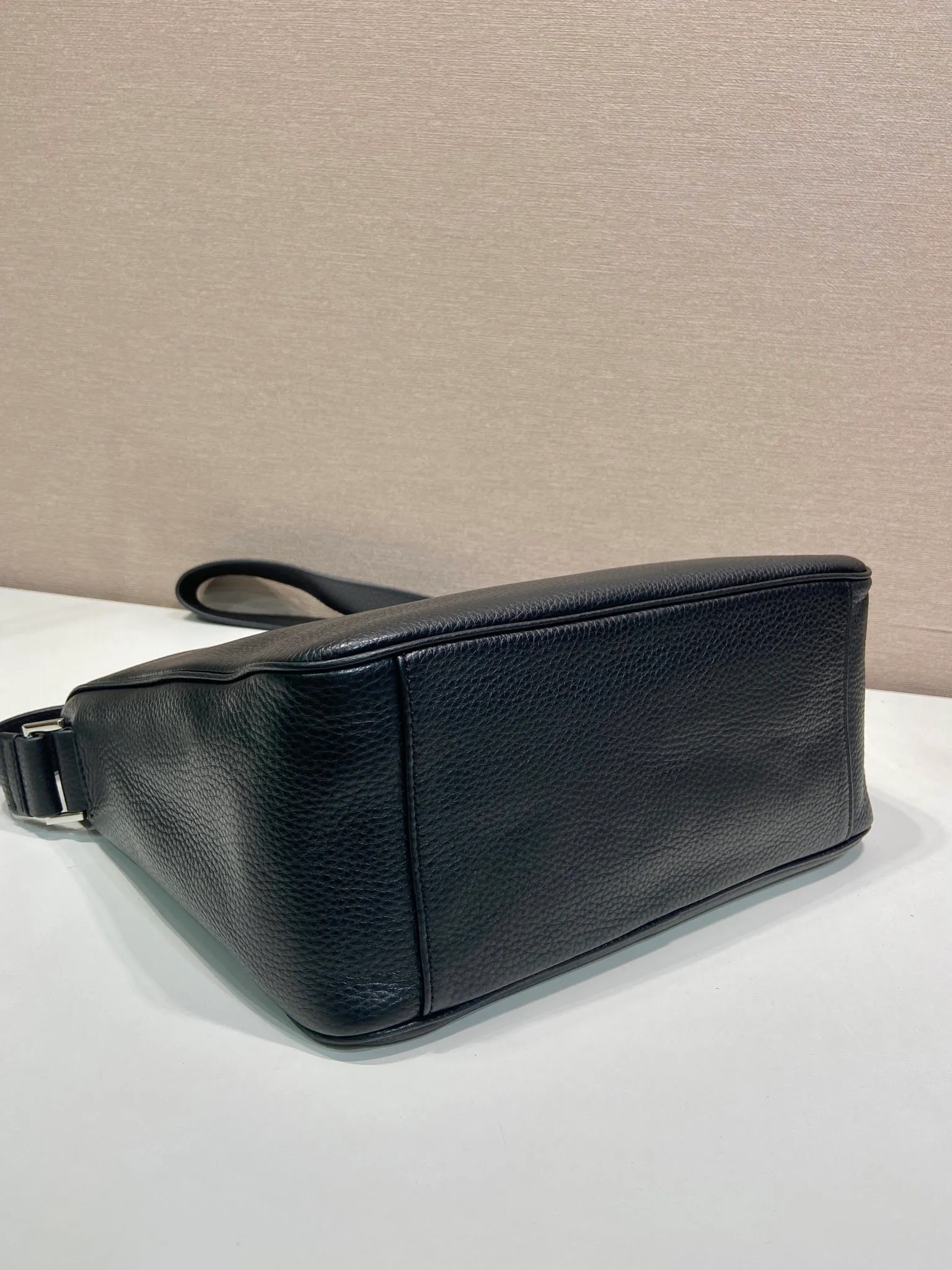 💰1700🎉New messenger bag🎉2VH182 leather shoulder strap🎉🎉 This practical and modern leather handbag is made of soft leather to create an elegant silhouette and a natural texture. Designed with stylish and refined details, it features the signature enameled triangle metal logo. Adjustable leather shoulder strap with buckle buckle. Zipper opening and closing, the upper body effect is very fashionable and spacious, handsome guys, hurry up and get it🎉🎉 Length 30x Height 24x Bottom 13cm🎉🎉🎉💰💰💰
