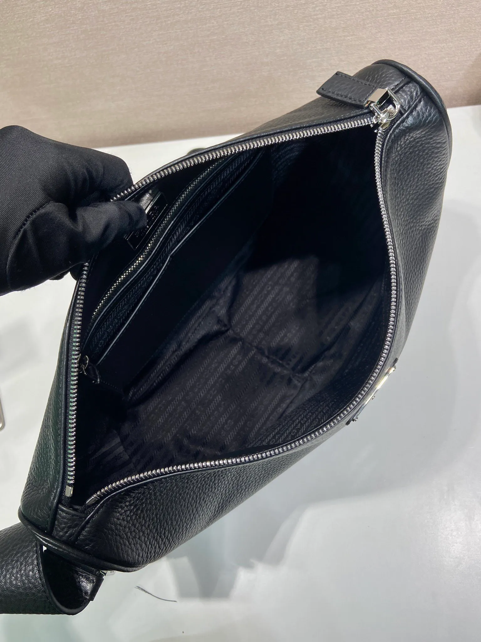 💰1700🎉New messenger bag🎉2VH182 leather shoulder strap🎉🎉 This practical and modern leather handbag is made of soft leather to create an elegant silhouette and a natural texture. Designed with stylish and refined details, it features the signature enameled triangle metal logo. Adjustable leather shoulder strap with buckle buckle. Zipper opening and closing, the upper body effect is very fashionable and spacious, handsome guys, hurry up and get it🎉🎉 Length 30x Height 24x Bottom 13cm🎉🎉🎉💰💰💰