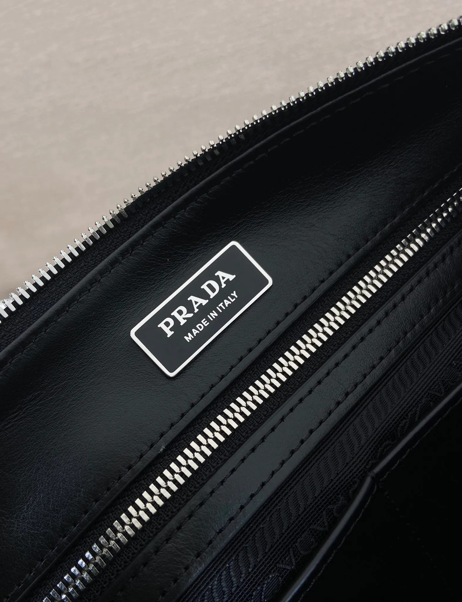 💰1700🎉New messenger bag🎉2VH182 leather shoulder strap🎉🎉 This practical and modern leather handbag is made of soft leather to create an elegant silhouette and a natural texture. Designed with stylish and refined details, it features the signature enameled triangle metal logo. Adjustable leather shoulder strap with buckle buckle. Zipper opening and closing, the upper body effect is very fashionable and spacious, handsome guys, hurry up and get it🎉🎉 Length 30x Height 24x Bottom 13cm🎉🎉🎉💰💰💰