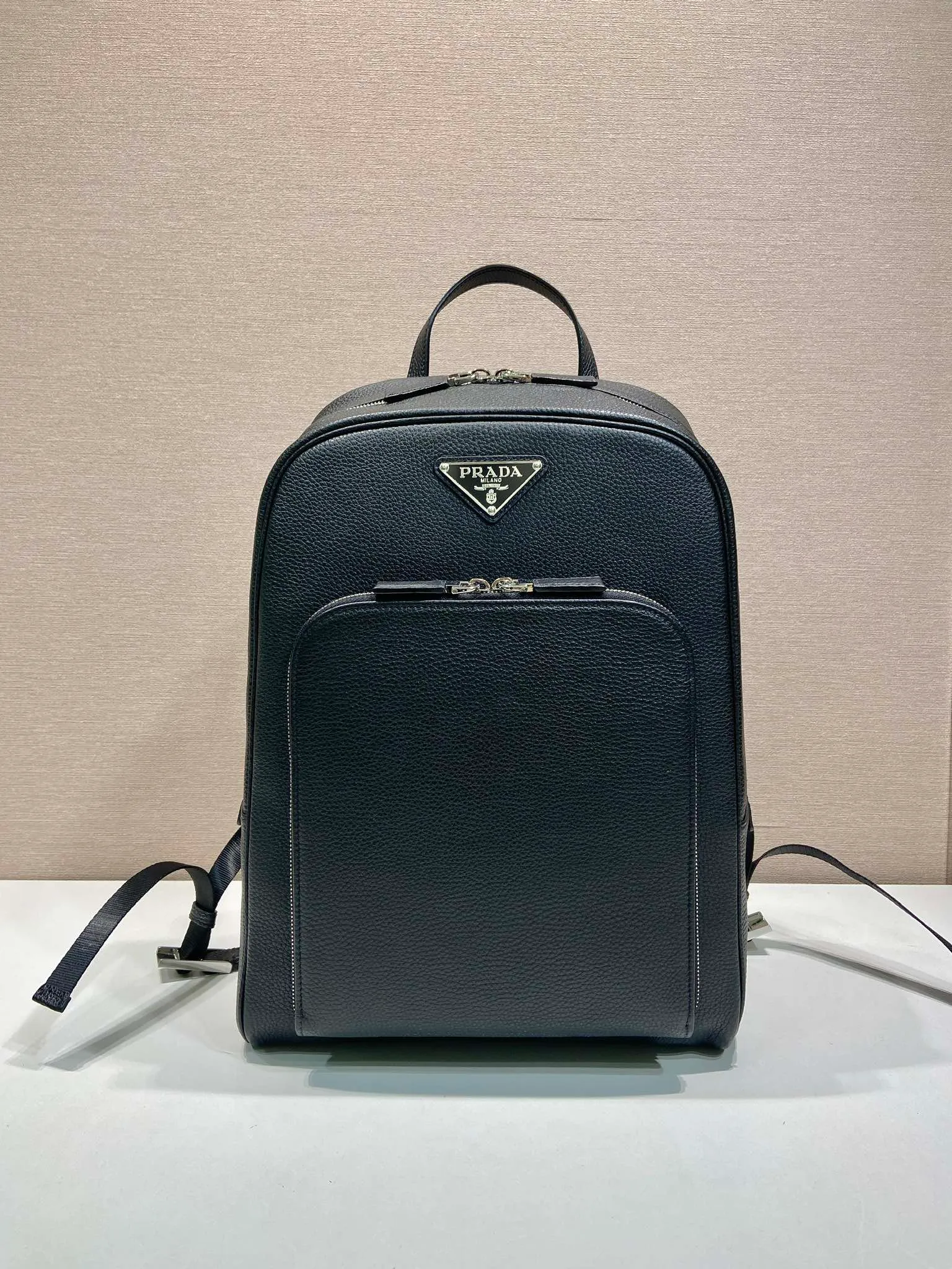 💰2360🎉New backpack🎉2VZ102👏Deerskin grain👍👍 Made of imported deerskin grain cowhide material, metal hardware accessories, two adjustable leather straps😘😘With two-way zipper and pocket design on the front, this backpack is simple and fashionable. It can meet various occasions such as commuting to work or daily travel during vacation. Another popular style that will never go out of style👍👍Length 30x Height 43x Bottom 12.5cm👏👏👏💰💰💰