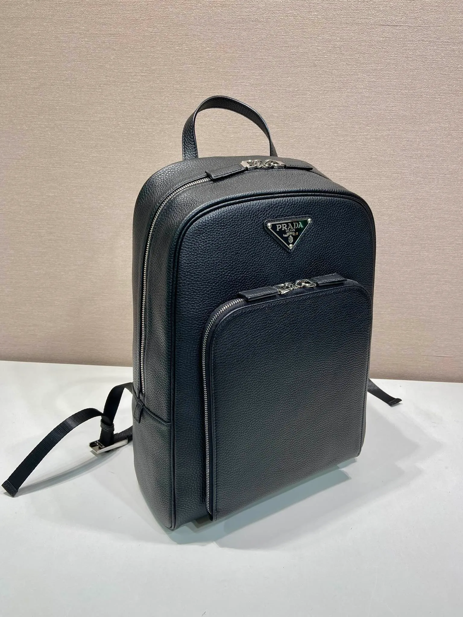 💰2360🎉New backpack🎉2VZ102👏Deerskin grain👍👍 Made of imported deerskin grain cowhide material, metal hardware accessories, two adjustable leather straps😘😘With two-way zipper and pocket design on the front, this backpack is simple and fashionable. It can meet various occasions such as commuting to work or daily travel during vacation. Another popular style that will never go out of style👍👍Length 30x Height 43x Bottom 12.5cm👏👏👏💰💰💰