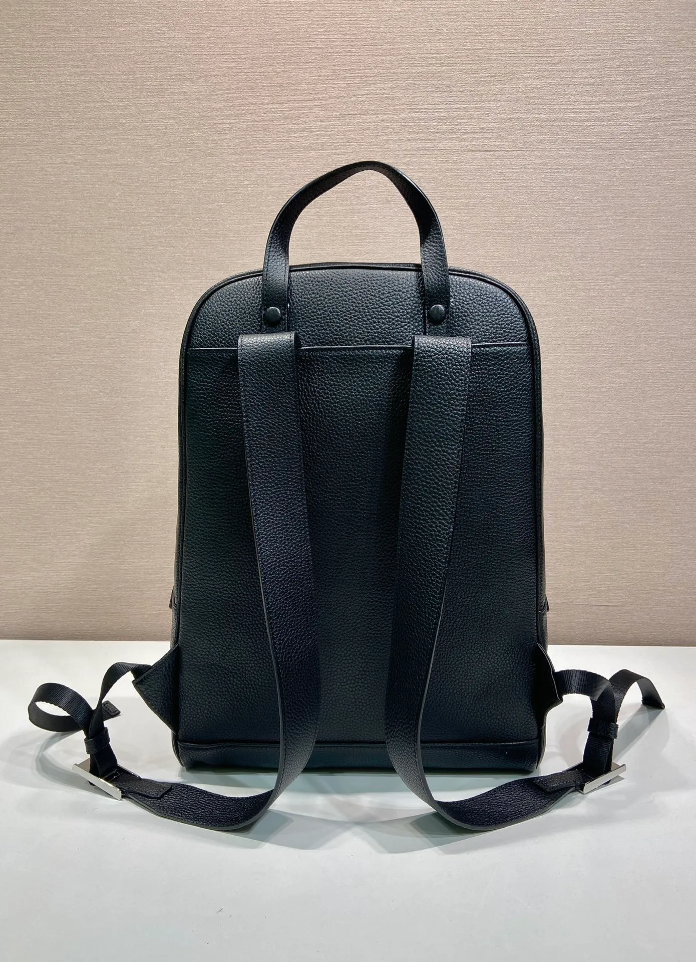 💰2360🎉New backpack🎉2VZ102👏Deerskin grain👍👍 Made of imported deerskin grain cowhide material, metal hardware accessories, two adjustable leather straps😘😘With two-way zipper and pocket design on the front, this backpack is simple and fashionable. It can meet various occasions such as commuting to work or daily travel during vacation. Another popular style that will never go out of style👍👍Length 30x Height 43x Bottom 12.5cm👏👏👏💰💰💰