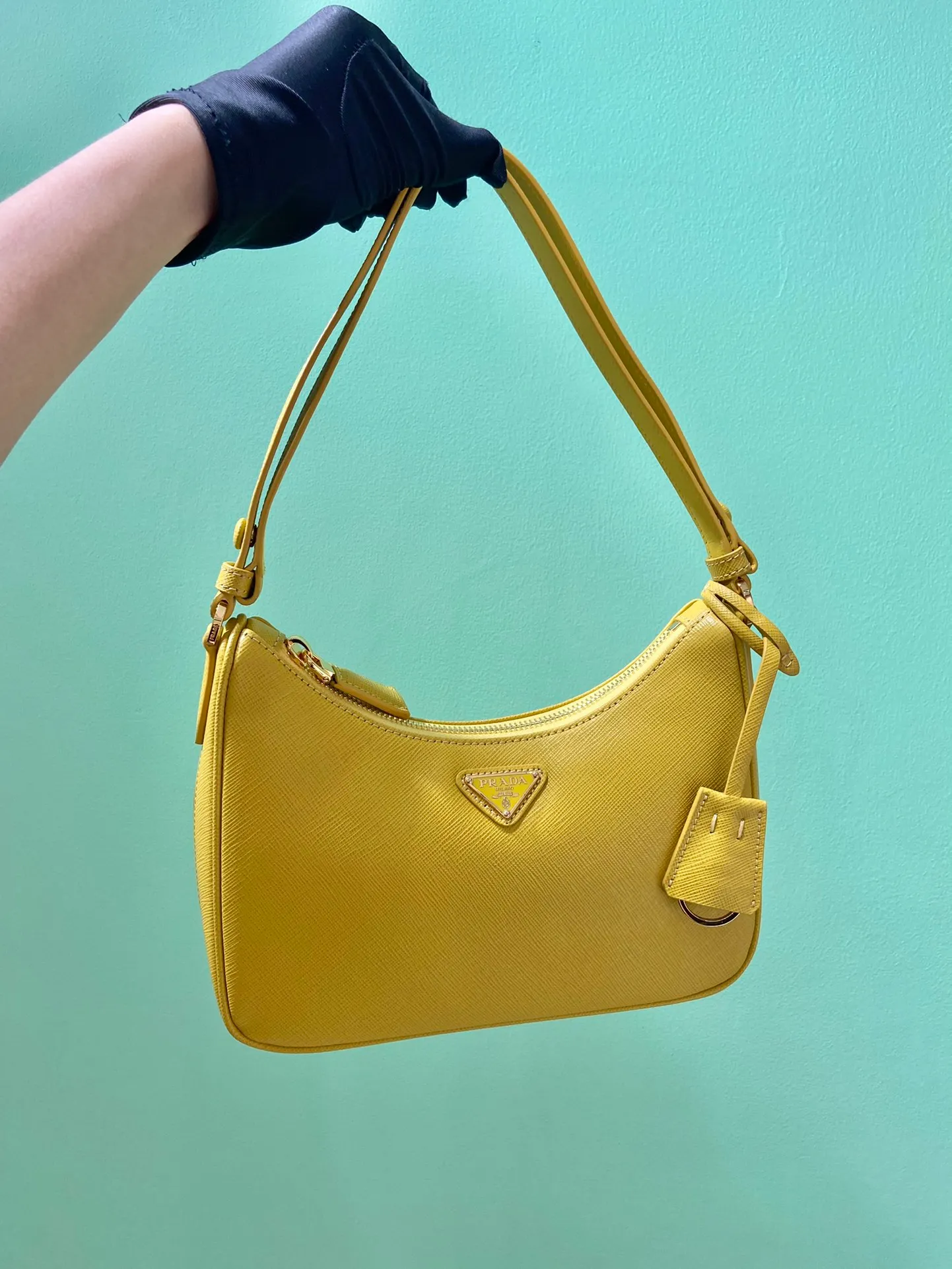 💰1320🎉New style🎉1BC204B handbag/underarm bag/crossbody bag This Hobo handbag/underarm bag/crossbody bag is very functional and can be used for three purposes in one bag. It is perfect🎉🎉It is made of imported cross-grain cowhide, which is more wear-resistant. The shoulder strap can be adjusted and switched at any time😘😘The upper body effect is beautiful, convenient and practical🎉🎉Hurry up and get it👏👏 Length 23x Height 17x Bottom 6.5cm🎉🎉🎉👏👏👏