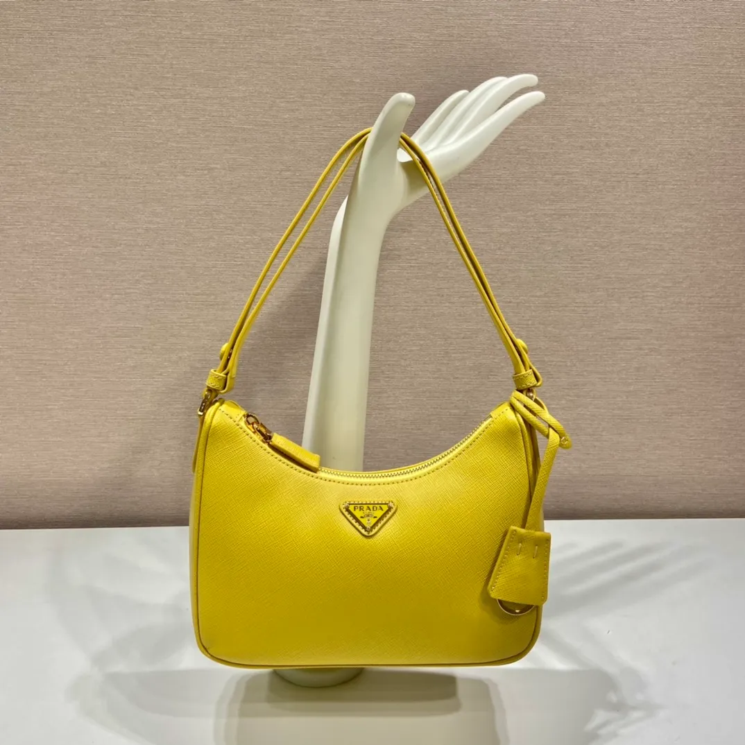 💰1320🎉New style🎉1BC204B handbag/underarm bag/crossbody bag This Hobo handbag/underarm bag/crossbody bag is very functional and can be used for three purposes in one bag. It is perfect🎉🎉It is made of imported cross-grain cowhide, which is more wear-resistant. The shoulder strap can be adjusted and switched at any time😘😘The upper body effect is beautiful, convenient and practical🎉🎉Hurry up and get it👏👏 Length 23x Height 17x Bottom 6.5cm🎉🎉🎉👏👏👏