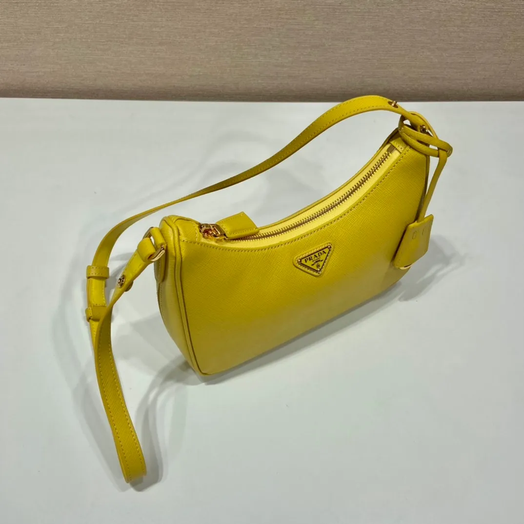 💰1320🎉New style🎉1BC204B handbag/underarm bag/crossbody bag This Hobo handbag/underarm bag/crossbody bag is very functional and can be used for three purposes in one bag. It is perfect🎉🎉It is made of imported cross-grain cowhide, which is more wear-resistant. The shoulder strap can be adjusted and switched at any time😘😘The upper body effect is beautiful, convenient and practical🎉🎉Hurry up and get it👏👏 Length 23x Height 17x Bottom 6.5cm🎉🎉🎉👏👏👏