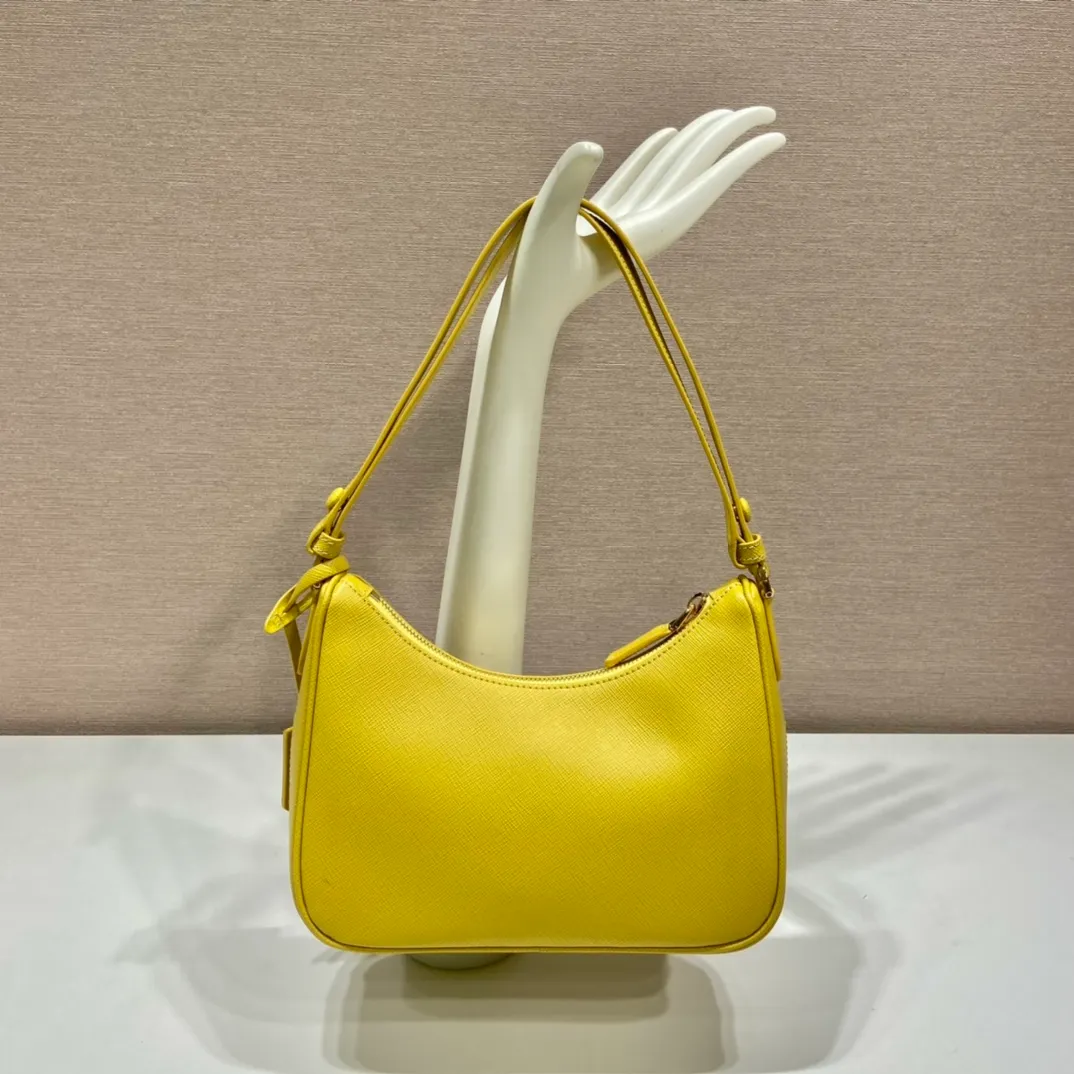 💰1320🎉New style🎉1BC204B handbag/underarm bag/crossbody bag This Hobo handbag/underarm bag/crossbody bag is very functional and can be used for three purposes in one bag. It is perfect🎉🎉It is made of imported cross-grain cowhide, which is more wear-resistant. The shoulder strap can be adjusted and switched at any time😘😘The upper body effect is beautiful, convenient and practical🎉🎉Hurry up and get it👏👏 Length 23x Height 17x Bottom 6.5cm🎉🎉🎉👏👏👏