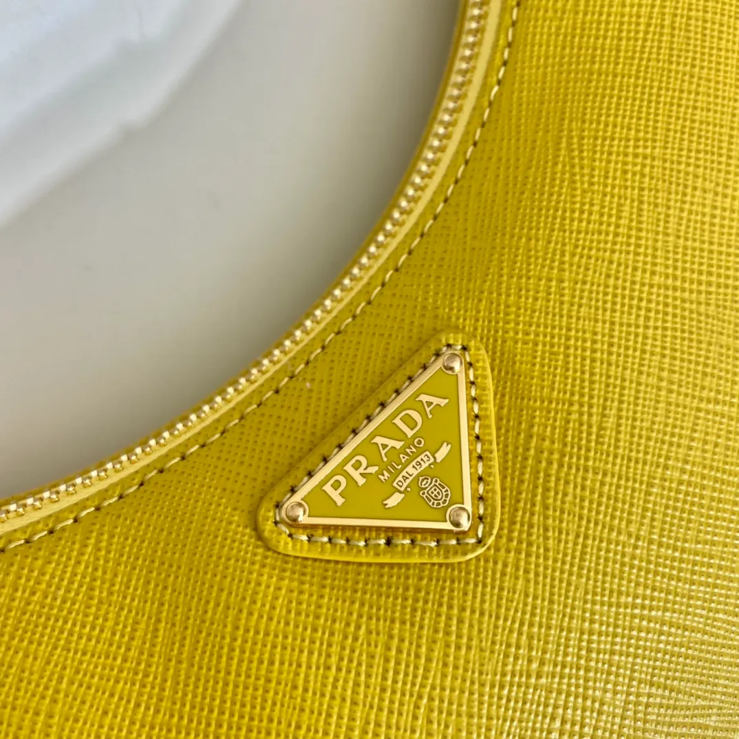💰1320🎉New style🎉1BC204B handbag/underarm bag/crossbody bag This Hobo handbag/underarm bag/crossbody bag is very functional and can be used for three purposes in one bag. It is perfect🎉🎉It is made of imported cross-grain cowhide, which is more wear-resistant. The shoulder strap can be adjusted and switched at any time😘😘The upper body effect is beautiful, convenient and practical🎉🎉Hurry up and get it👏👏 Length 23x Height 17x Bottom 6.5cm🎉🎉🎉👏👏👏
