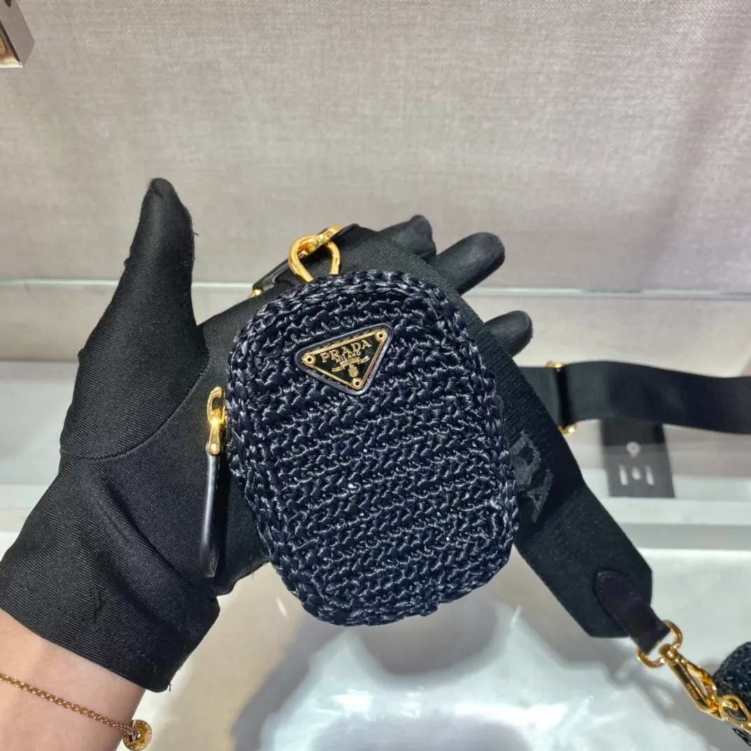 💰1560🎉Straw three-in-one🎉1BH204🎉🎉 This pure hand-knitted three-in-one design is great👏👏three uses in one pack🎉🎉This complicated craftsmanship looks very elegant/fashionable. What I love most is that there is a small pendant (small bag) hanging on the shoulder strap. The upper body effect is very good and the return rate is 100%😘A must-have for summer🎉Hurry up and get it🎉🎉 Length 23x Height 16x Bottom 7cm