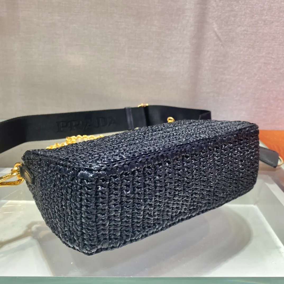 💰1560🎉Straw three-in-one🎉1BH204🎉🎉 This pure hand-knitted three-in-one design is great👏👏three uses in one pack🎉🎉This complicated craftsmanship looks very elegant/fashionable. What I love most is that there is a small pendant (small bag) hanging on the shoulder strap. The upper body effect is very good and the return rate is 100%😘A must-have for summer🎉Hurry up and get it🎉🎉 Length 23x Height 16x Bottom 7cm