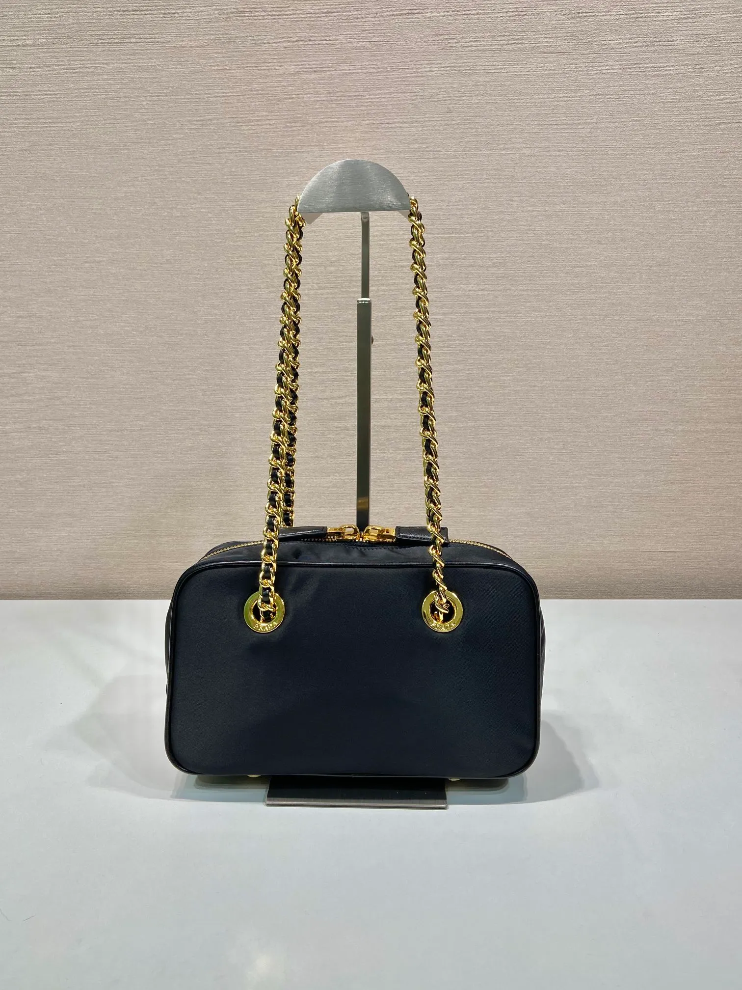 💰1320🎉New second-hand bag🎉1BB121A small size🎉🎉 This second-hand bag is made of regenerated nylon, incorporating unique style elements, with exquisite calfskin details, and a shoulder strap designed with strips, completely subverting people's traditional perception of luxury goods. Practical design embellishments and exquisite details add a unique charm. Large capacity, practical and elegant👏Another popular style that will never go out of style🎉🎉 Length 25x Height 14.5x Bottom 7.5cm👏👏👏🎉🎉🎉