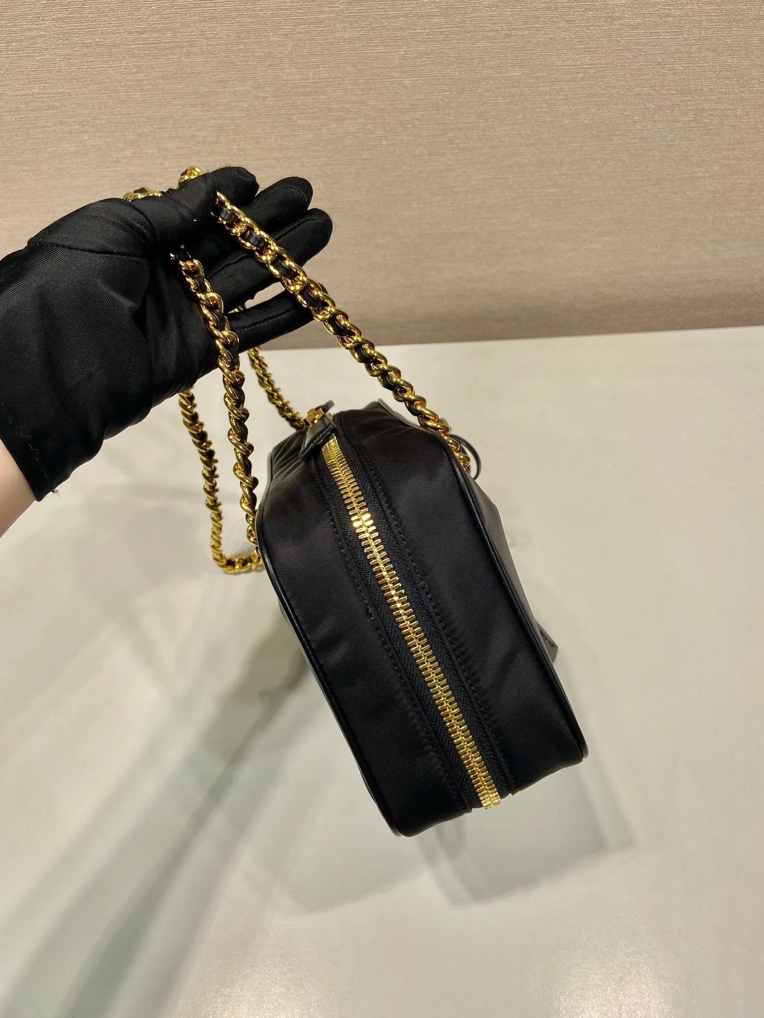 💰1320🎉New second-hand bag🎉1BB121A small size🎉🎉 This second-hand bag is made of regenerated nylon, incorporating unique style elements, with exquisite calfskin details, and a shoulder strap designed with strips, completely subverting people's traditional perception of luxury goods. Practical design embellishments and exquisite details add a unique charm. Large capacity, practical and elegant👏Another popular style that will never go out of style🎉🎉 Length 25x Height 14.5x Bottom 7.5cm👏👏👏🎉🎉🎉