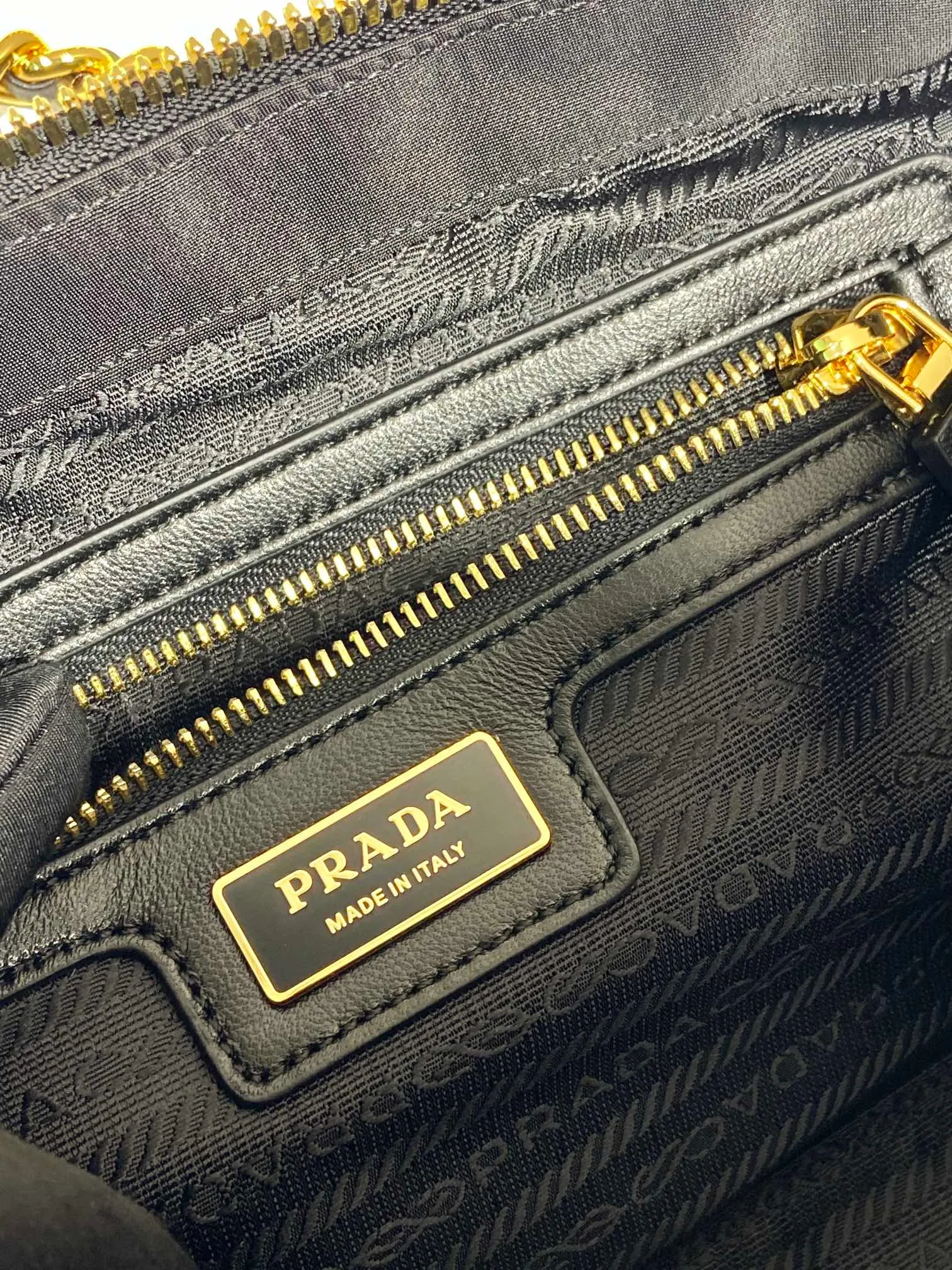 💰1320🎉New second-hand bag🎉1BB121A small size🎉🎉 This second-hand bag is made of regenerated nylon, incorporating unique style elements, with exquisite calfskin details, and a shoulder strap designed with strips, completely subverting people's traditional perception of luxury goods. Practical design embellishments and exquisite details add a unique charm. Large capacity, practical and elegant👏Another popular style that will never go out of style🎉🎉 Length 25x Height 14.5x Bottom 7.5cm👏👏👏🎉🎉🎉