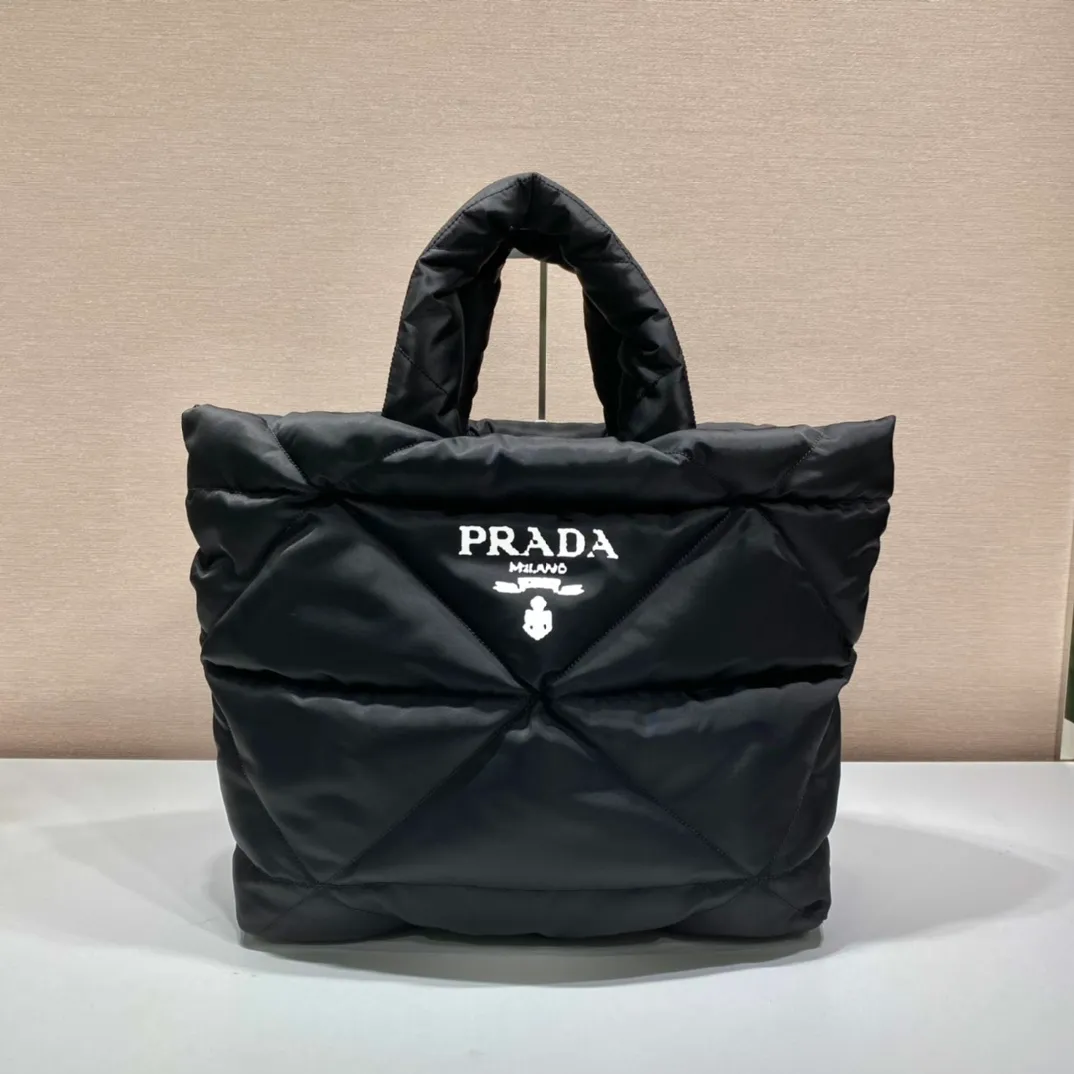 💰1260🎉Autumn and winter tote bag🎉1BG411 new style This new tote bag is a bag with a full autumn and winter flavor🙊I highly recommend this one. The cotton feels very soft and fufu is super comfortable👏Handmade rhombus is also the main feature of this season 👍The upper body is very fashionable ~ the space capacity is very large/lightweight👏 Anyway, the clothes are not big enough to fit in hh! A bag that looks very warm😜 Worth owning🙊A must-have for autumn and winter😙Hurry up and get it😘😘 Length 40x Height 38x Bottom 18cm👏👏👏🎉🎉🎉