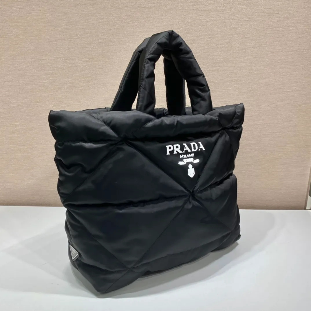💰1260🎉Autumn and winter tote bag🎉1BG411 new style This new tote bag is a bag with a full autumn and winter flavor🙊I highly recommend this one. The cotton feels very soft and fufu is super comfortable👏Handmade rhombus is also the main feature of this season 👍The upper body is very fashionable ~ the space capacity is very large/lightweight👏 Anyway, the clothes are not big enough to fit in hh! A bag that looks very warm😜 Worth owning🙊A must-have for autumn and winter😙Hurry up and get it😘😘 Length 40x Height 38x Bottom 18cm👏👏👏🎉🎉🎉