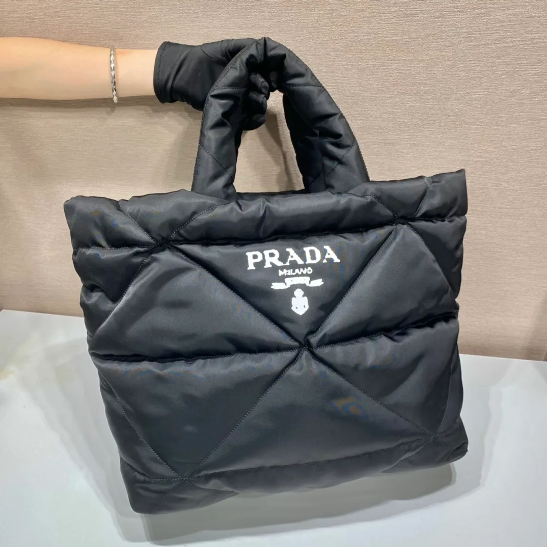 💰1260🎉Autumn and winter tote bag🎉1BG411 new style This new tote bag is a bag with a full autumn and winter flavor🙊I highly recommend this one. The cotton feels very soft and fufu is super comfortable👏Handmade rhombus is also the main feature of this season 👍The upper body is very fashionable ~ the space capacity is very large/lightweight👏 Anyway, the clothes are not big enough to fit in hh! A bag that looks very warm😜 Worth owning🙊A must-have for autumn and winter😙Hurry up and get it😘😘 Length 40x Height 38x Bottom 18cm👏👏👏🎉🎉🎉
