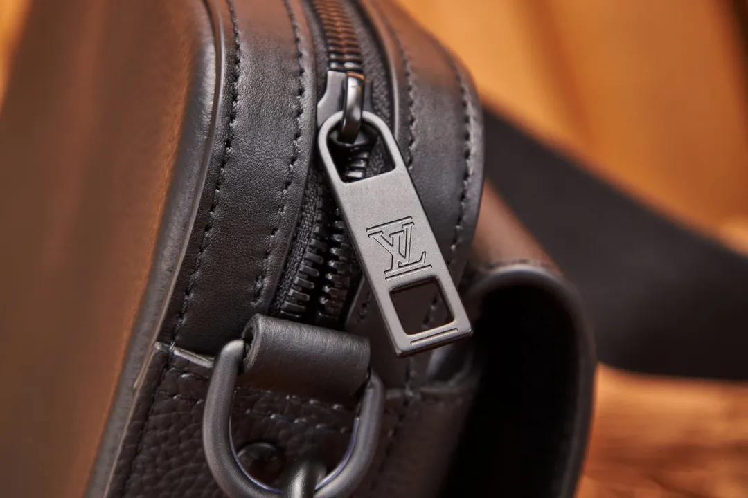 P¥740👉nfc163C01 dynamic chip version👈[Top-level inspection-free all-steel hardware] Fastline messenger bag, model: M22482; size: 23.5x18x7CM Work details: For reference