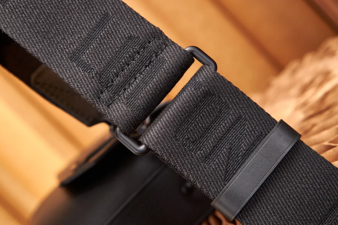 P¥740👉nfc163C01 dynamic chip version👈[Top-level inspection-free all-steel hardware] Fastline messenger bag, model: M22482; size: 23.5x18x7CM Work details: For reference