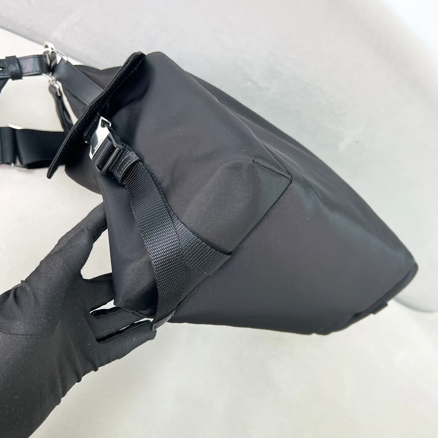 💰1300✨New product launch✨2025 new product Explore men’s messenger bag large size 2VH204, super versatile, good-looking, fashionable and trendy people must buy it! Not only practical, lightweight but also good-looking, with super large capacity. Triangle signature + waterproof parachute nylon. Lightweight and practical design combines sports and versatile elements. Equipped with two detachable and adjustable webbing straps. The fluffy and soft shape goes well with clothes. The multi-pocket design meets the functional needs of traveling and commuting. It is simply great👏... Unisex model for both men and women🉑️ Size: 43*29.5*15cm Black