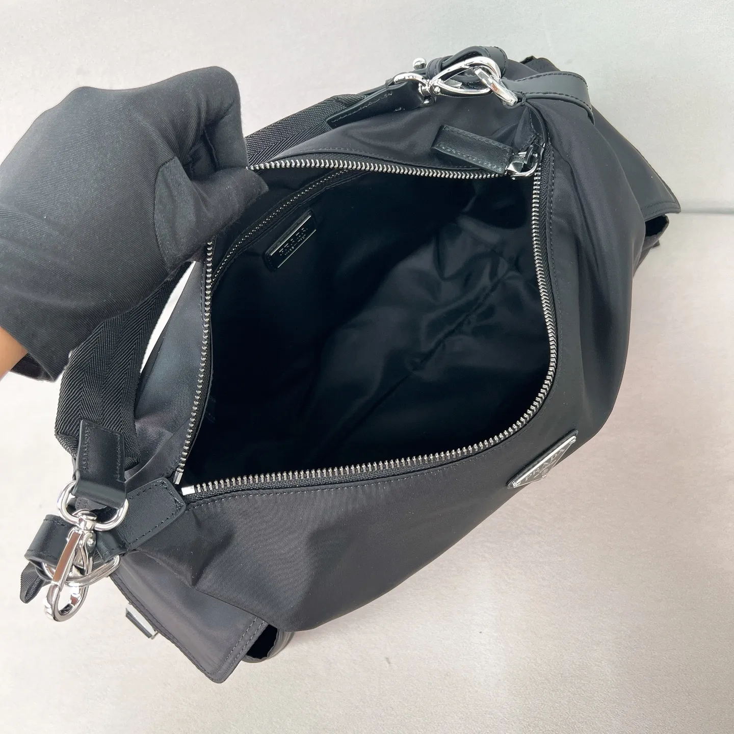 💰1300✨New product launch✨2025 new product Explore men’s messenger bag large size 2VH204, super versatile, good-looking, fashionable and trendy people must buy it! Not only practical, lightweight but also good-looking, with super large capacity. Triangle signature + waterproof parachute nylon. Lightweight and practical design combines sports and versatile elements. Equipped with two detachable and adjustable webbing straps. The fluffy and soft shape goes well with clothes. The multi-pocket design meets the functional needs of traveling and commuting. It is simply great👏... Unisex model for both men and women🉑️ Size: 43*29.5*15cm Black