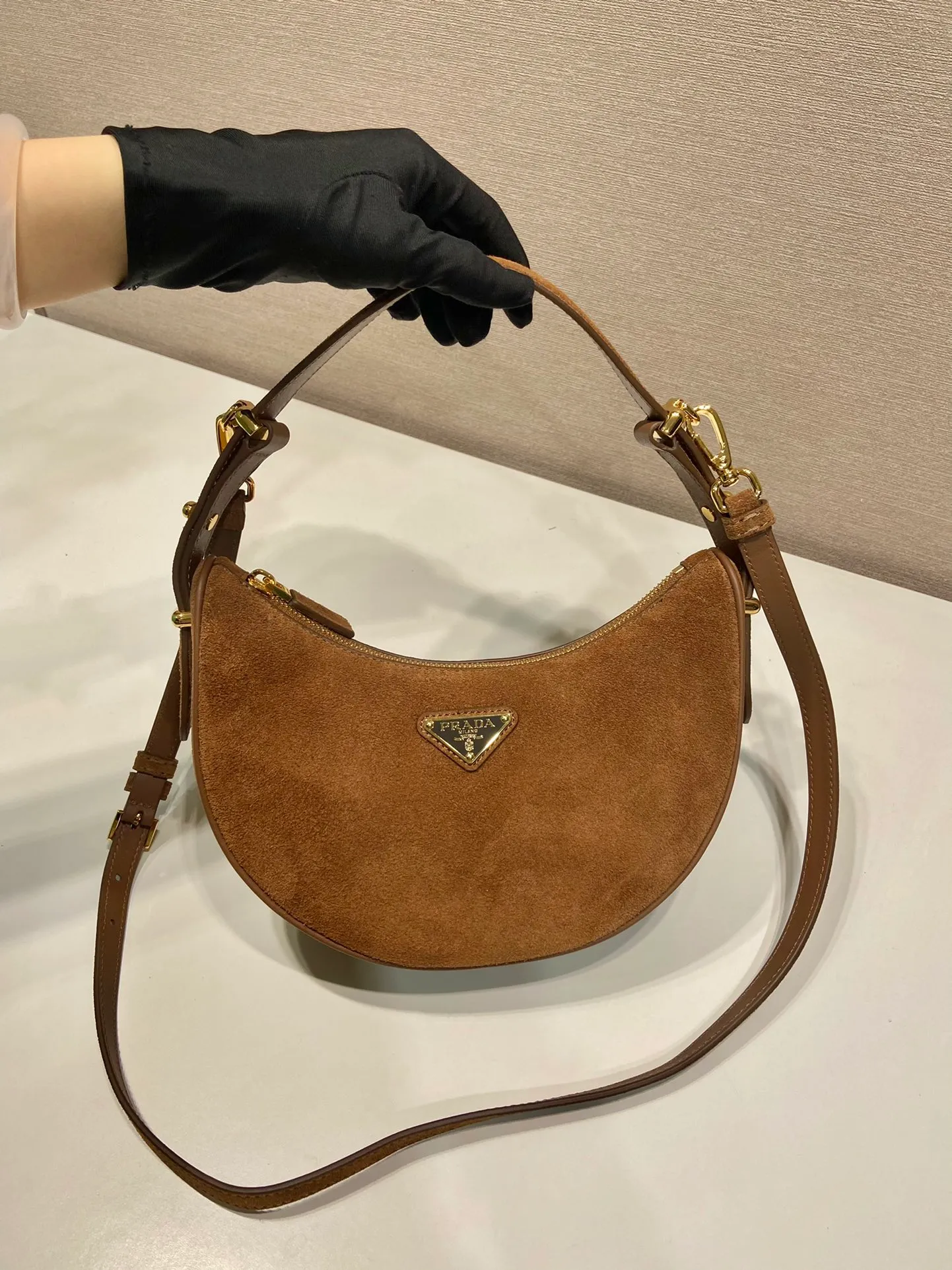 💰1440🎉Moon handbag🎉1BC194 suede leather🎉🎉 This simple Moon handbag uses suede (nubuck leather) to bring out the modern and versatile charm. The curved body design is equipped with 2 long/short adjustable shoulder straps, making it easy to change the shape at will. It is equipped with imported lambskin inside, and the metal accessories add to the bright style. The upper body effect is very cool/fashionable. It is another popular style that will never go out of style🎉Baby, hurry up and get it🎉 Length 22.5x Height 18.5x Bottom 6.5cm🎉🎉🎉🍊🍊🍊
