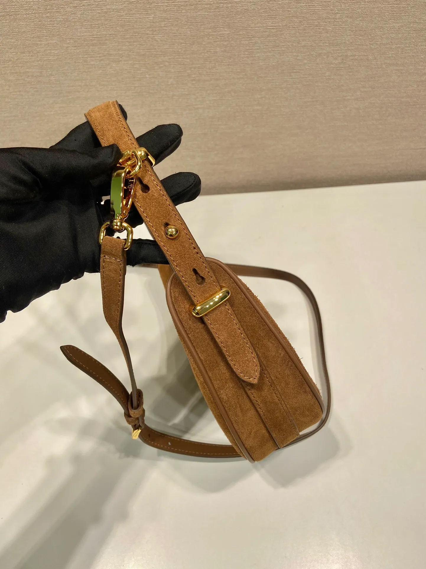 💰1440🎉Moon handbag🎉1BC194 suede leather🎉🎉 This simple Moon handbag uses suede (nubuck leather) to bring out the modern and versatile charm. The curved body design is equipped with 2 long/short adjustable shoulder straps, making it easy to change the shape at will. It is equipped with imported lambskin inside, and the metal accessories add to the bright style. The upper body effect is very cool/fashionable. It is another popular style that will never go out of style🎉Baby, hurry up and get it🎉 Length 22.5x Height 18.5x Bottom 6.5cm🎉🎉🎉🍊🍊🍊