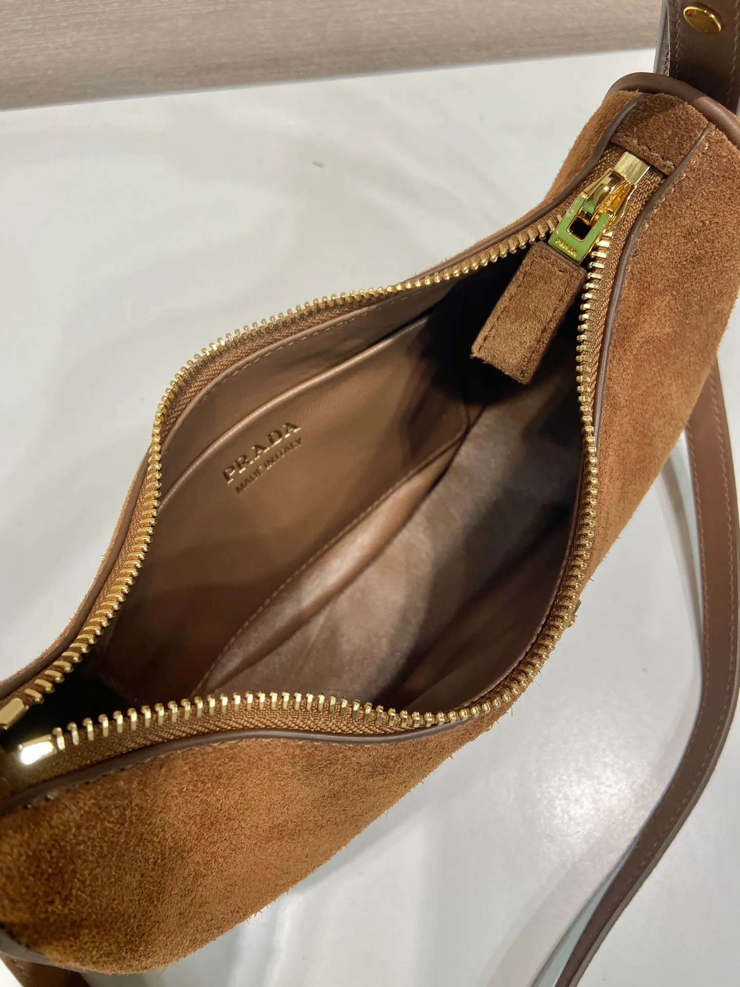 💰1440🎉Moon handbag🎉1BC194 suede leather🎉🎉 This simple Moon handbag uses suede (nubuck leather) to bring out the modern and versatile charm. The curved body design is equipped with 2 long/short adjustable shoulder straps, making it easy to change the shape at will. It is equipped with imported lambskin inside, and the metal accessories add to the bright style. The upper body effect is very cool/fashionable. It is another popular style that will never go out of style🎉Baby, hurry up and get it🎉 Length 22.5x Height 18.5x Bottom 6.5cm🎉🎉🎉🍊🍊🍊