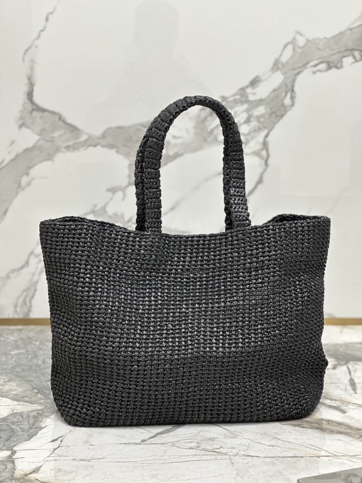 💰1900🌟Woven Tote Bag (Large Size) This tote bag is made of lightweight natural raffia fiber that is full of summer style. The soft deconstructed design gives the bag a unique modern charm. The iconic Prada lettering logo embroidery on the front subtly embellishes the silhouette. The striped pattern adds a contrasting element. So summery! Very versatile for everyday use. Size: length 40cm×height 34×width 15cm Style number: 1BG392