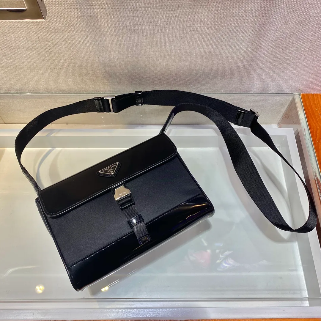 💰920🎉Xinyou Messenger Bag🎉2VD044 has been shipped👏👏 This shoulder bag is made of Re-Nylon recycled nylon material and decorated with leather details, showing a modern material mix design. Regenerated nylon yarn ECONYL® is made from recycled ocean plastics, fishing nets and textile fibers. The body of the bag is decorated with an enameled triangular metal logo, creating a distinct design style with iconic elements from the brand's history. This model has a large space😘, is simple and elegant, and is suitable for both men and women👫👫. It is also a popular style that will never go out of style🎉🎉Hurry up and get it🎉🎉Length 20c, height 15.5x bottom 4cm🎉🎉🎉👏👏👏