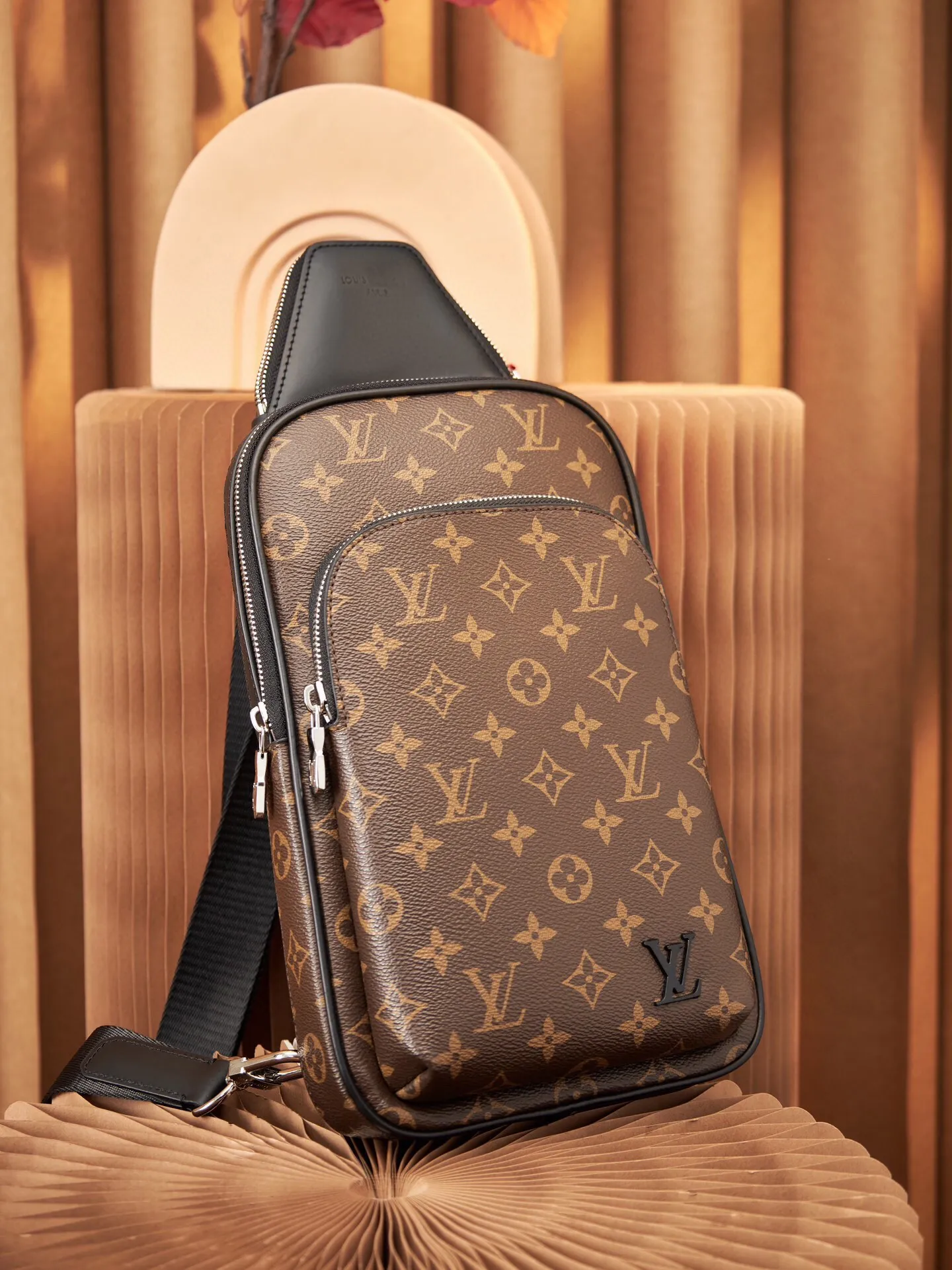 P¥720👉nfc dynamic chip version👈[Top-level inspection-free all-steel hardware] This Avenue shoulder bag is made of Monogram Macassar canvas and leather trim, exuding a heroic demeanor. The canvas shoulder straps and lining add a sustainable touch to the brand's classics, while the zippered front pocket and small top zippered pocket add practical details. Monogram Macassar coated canvas - cow leather trim - fabric lining - square hardware on the front - main compartment - zippered front pocket - small top zippered pocket - shoulder strap, non-detachable, adjustable! ! Model: M46327; Size: 20x31x7CM
