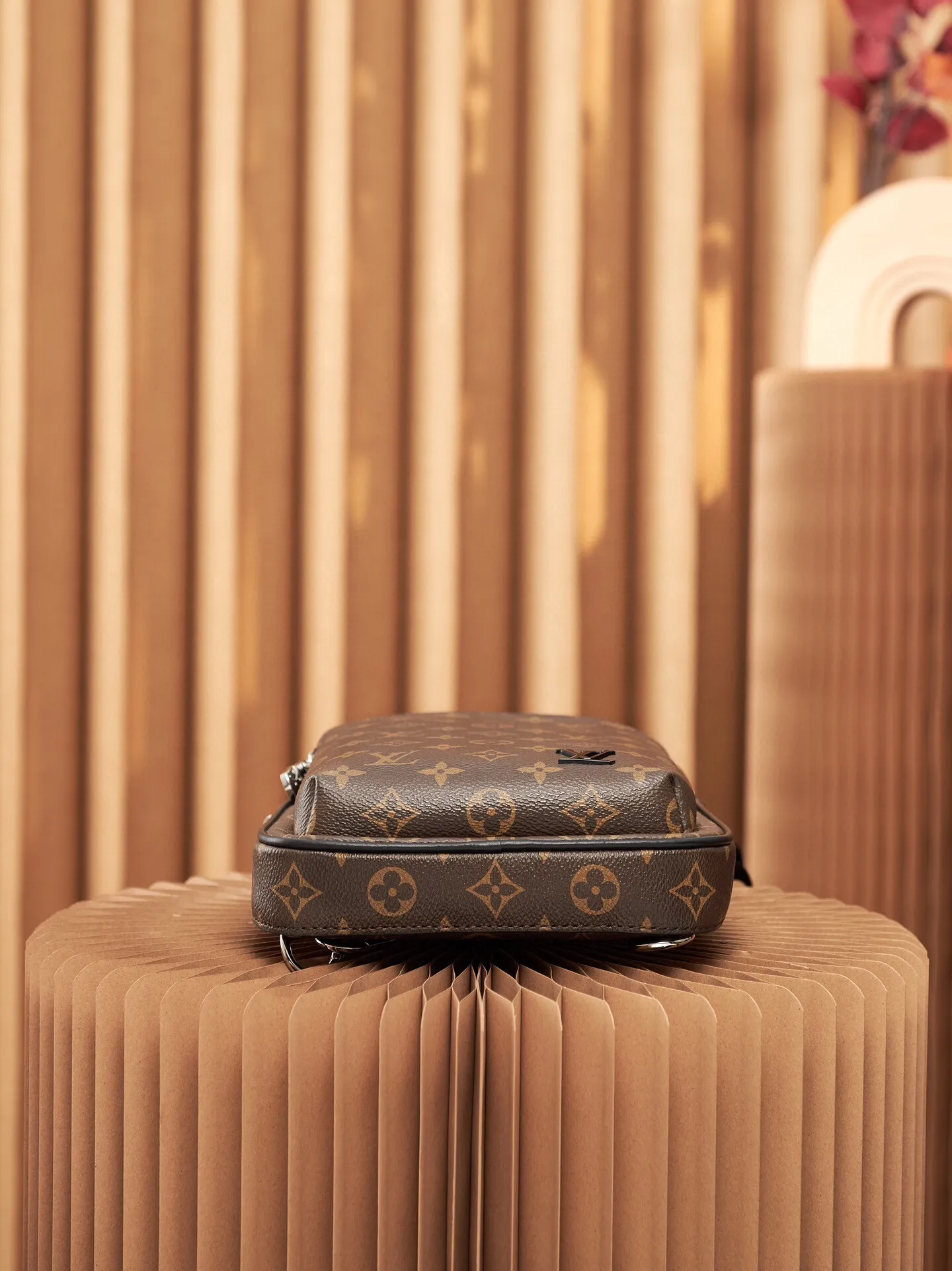 P¥720👉nfc dynamic chip version👈[Top-level inspection-free all-steel hardware] This Avenue shoulder bag is made of Monogram Macassar canvas and leather trim, exuding a heroic demeanor. The canvas shoulder straps and lining add a sustainable touch to the brand's classics, while the zippered front pocket and small top zippered pocket add practical details. Monogram Macassar coated canvas - cow leather trim - fabric lining - square hardware on the front - main compartment - zippered front pocket - small top zippered pocket - shoulder strap, non-detachable, adjustable! ! Model: M46327; Size: 20x31x7CM